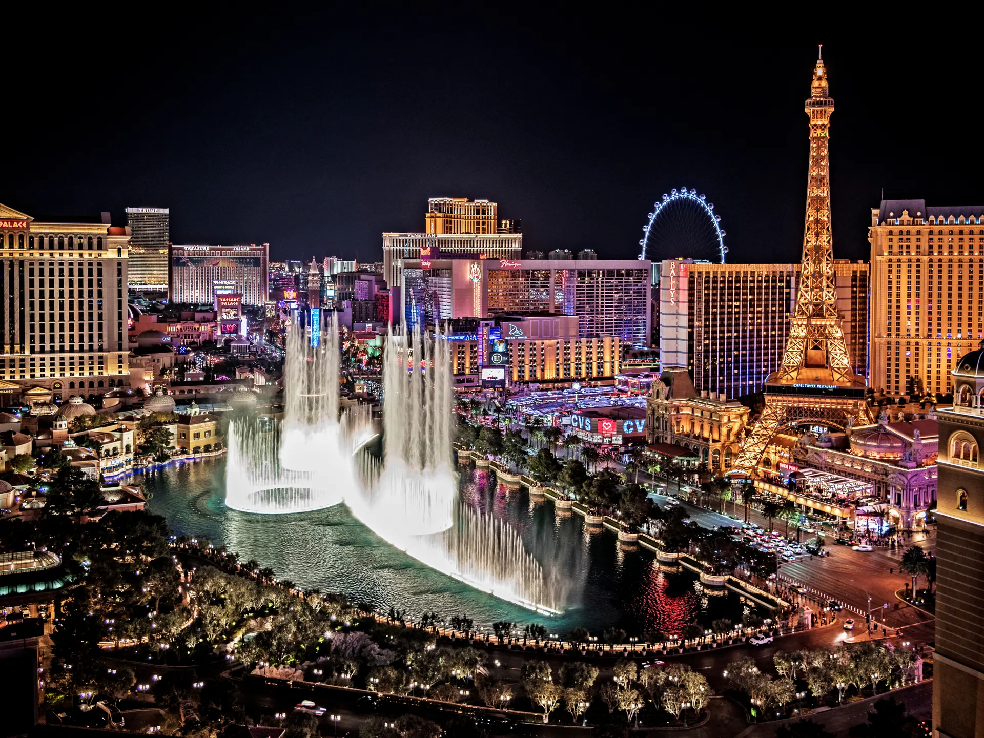 Las Vegas by Night med Belaggio springvandet i forgrunden - shutterstock_1091396189.jpg