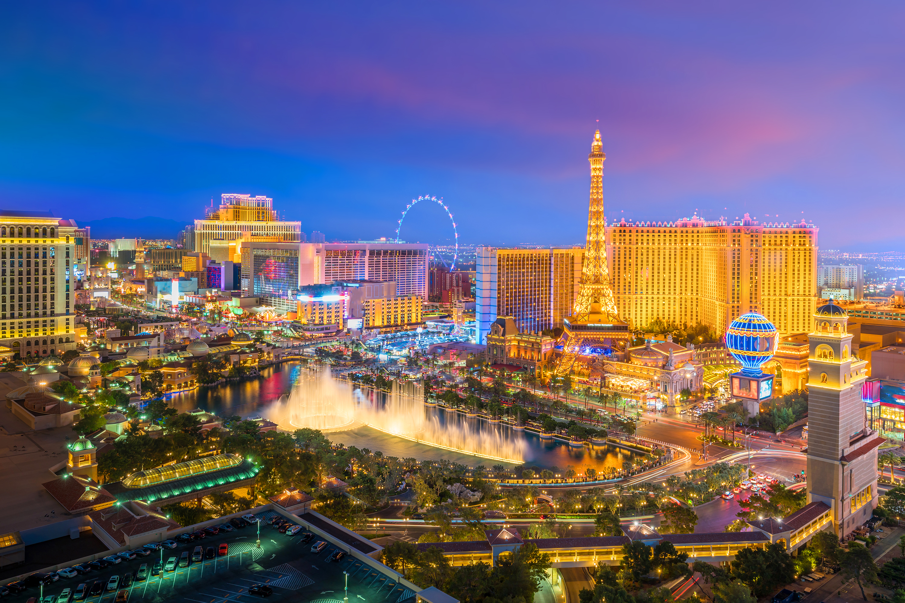 Las Vegas by night med Belaggiospringvandet i forgrunden - shutterstock_566096050.jpg