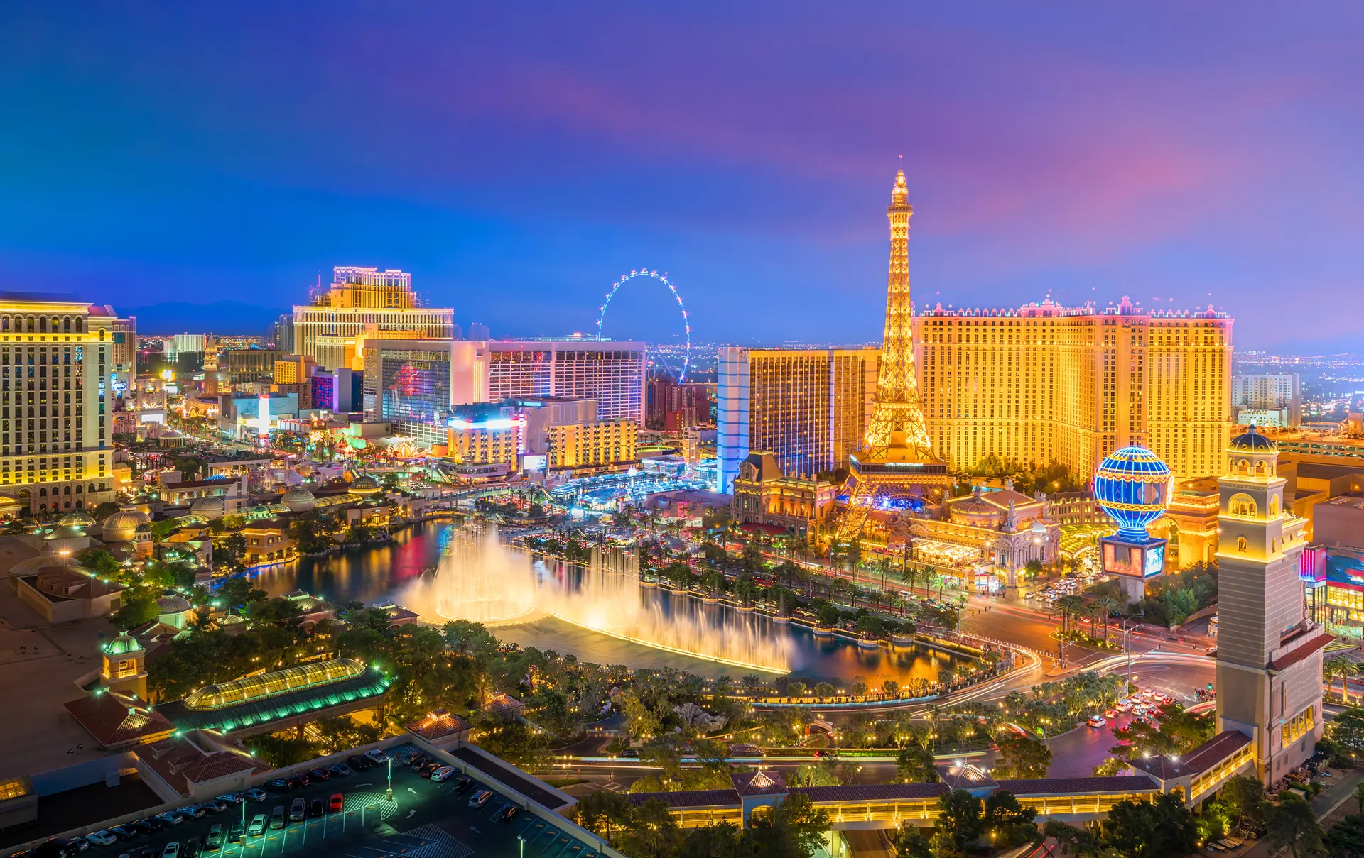 Las Vegas by night med Belaggiospringvandet i forgrunden - shutterstock_566096050.jpg