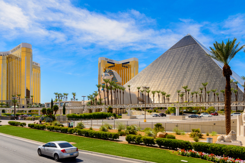 I skal bo her på det meget specielle Luxor Las Vegas