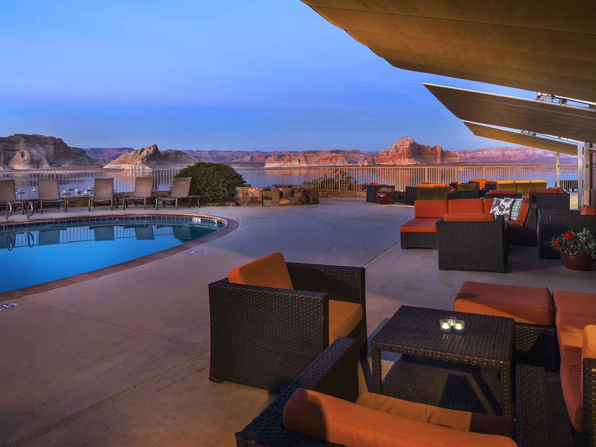 Lake Powell Resort - Terrasse og pool.jpg