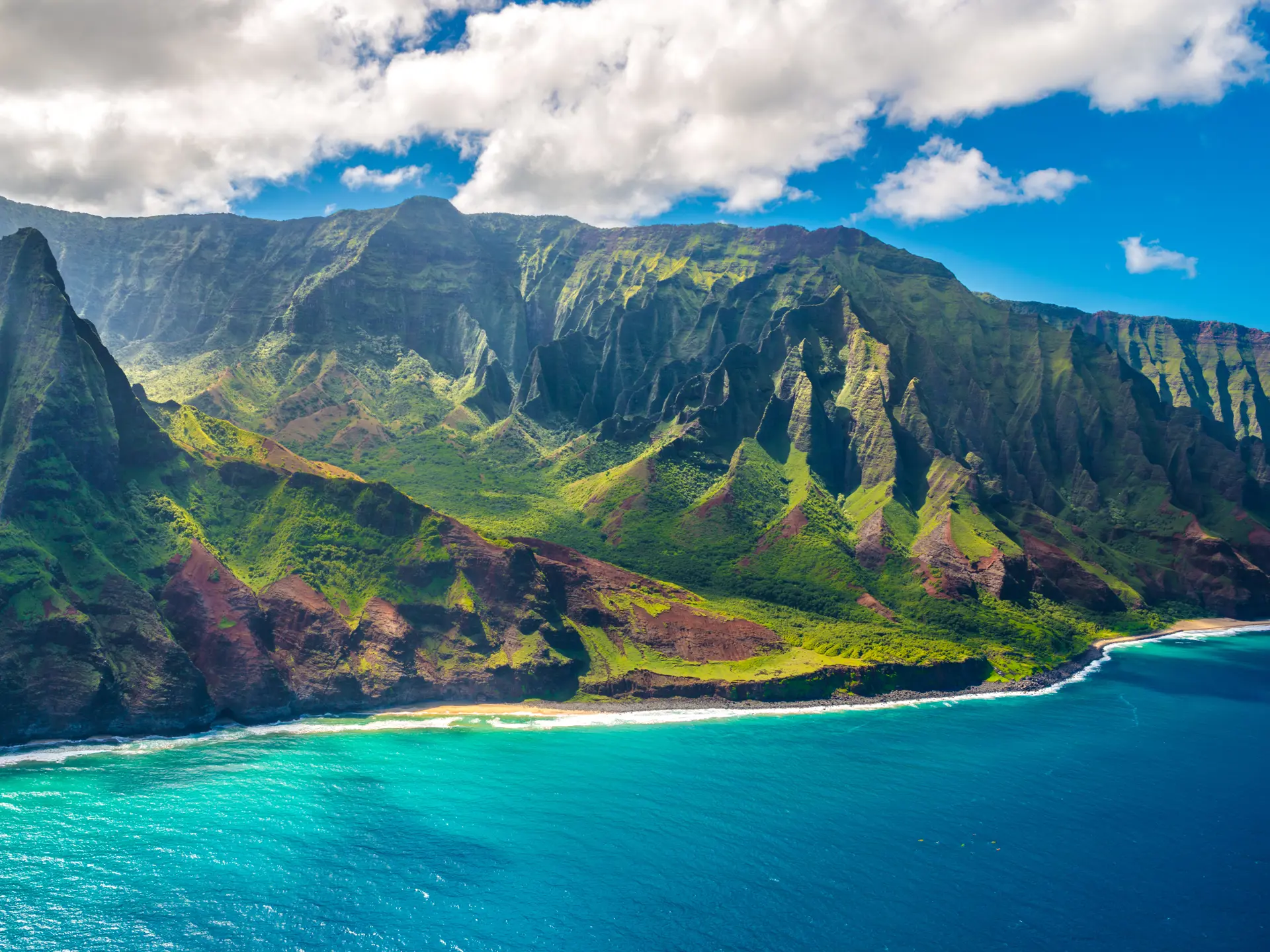 NAPALI KYSTEN - en af de flotteste vandreture på Hawaii følger den spektakulære og forrevne kystrækning højt såvel som lavt, Check Point Travel