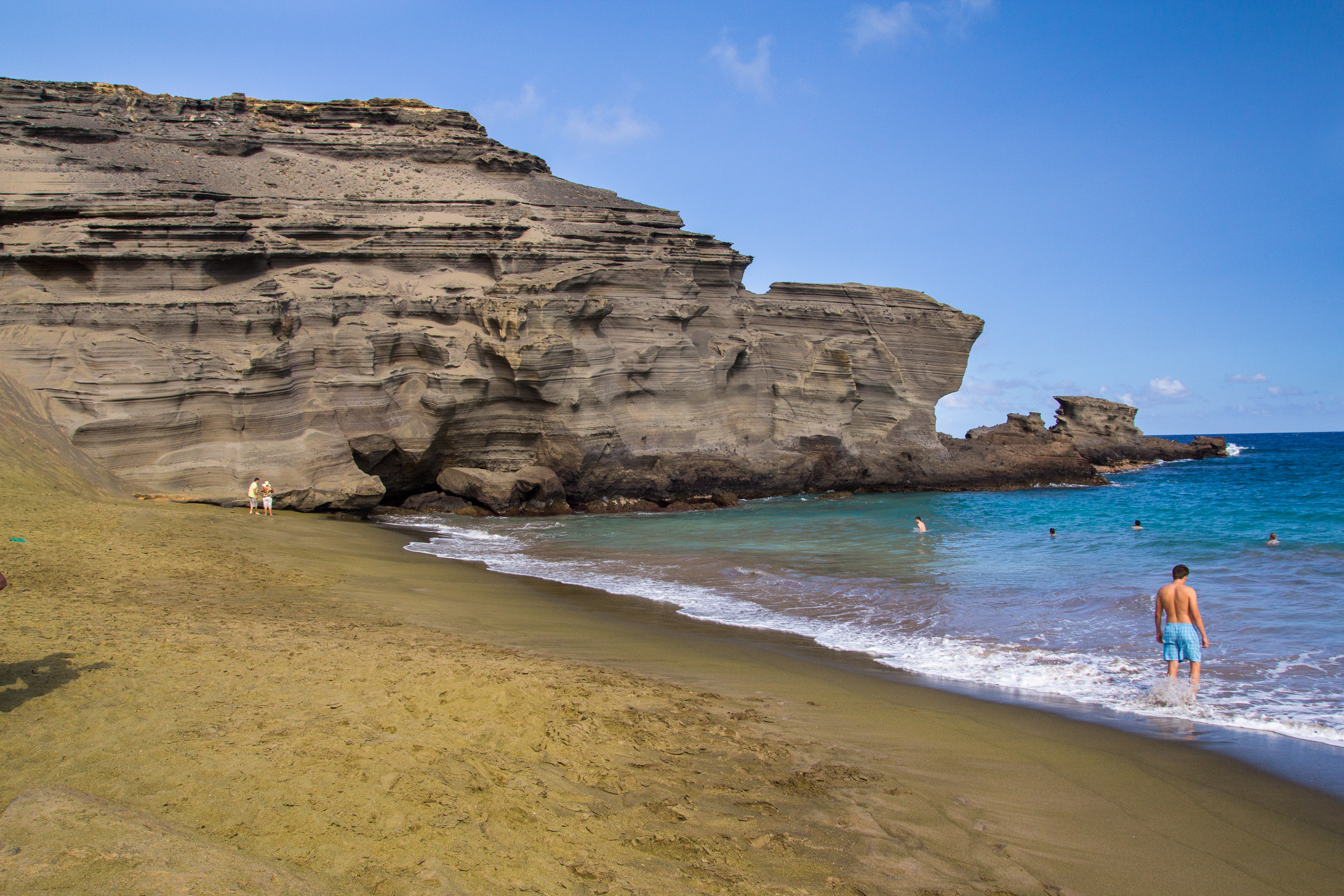 Badende ved Green Sand Beach på Big Island Hawaii shutterstock_183047297.jpg