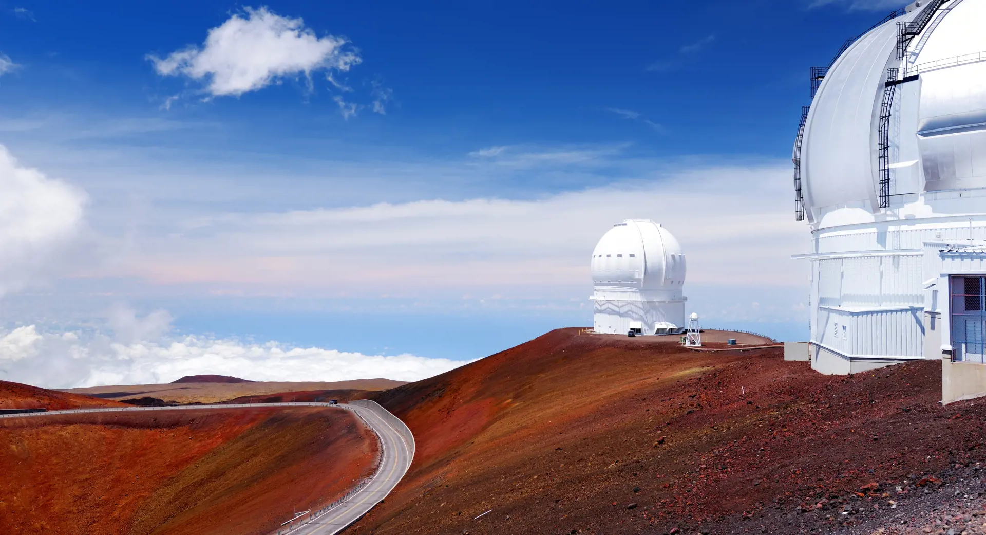 Observatorier på toppen af Mauna Kea vulkanen i Volcanos National Park på Big Island Hawaii shutterstock_1090810118.jpg