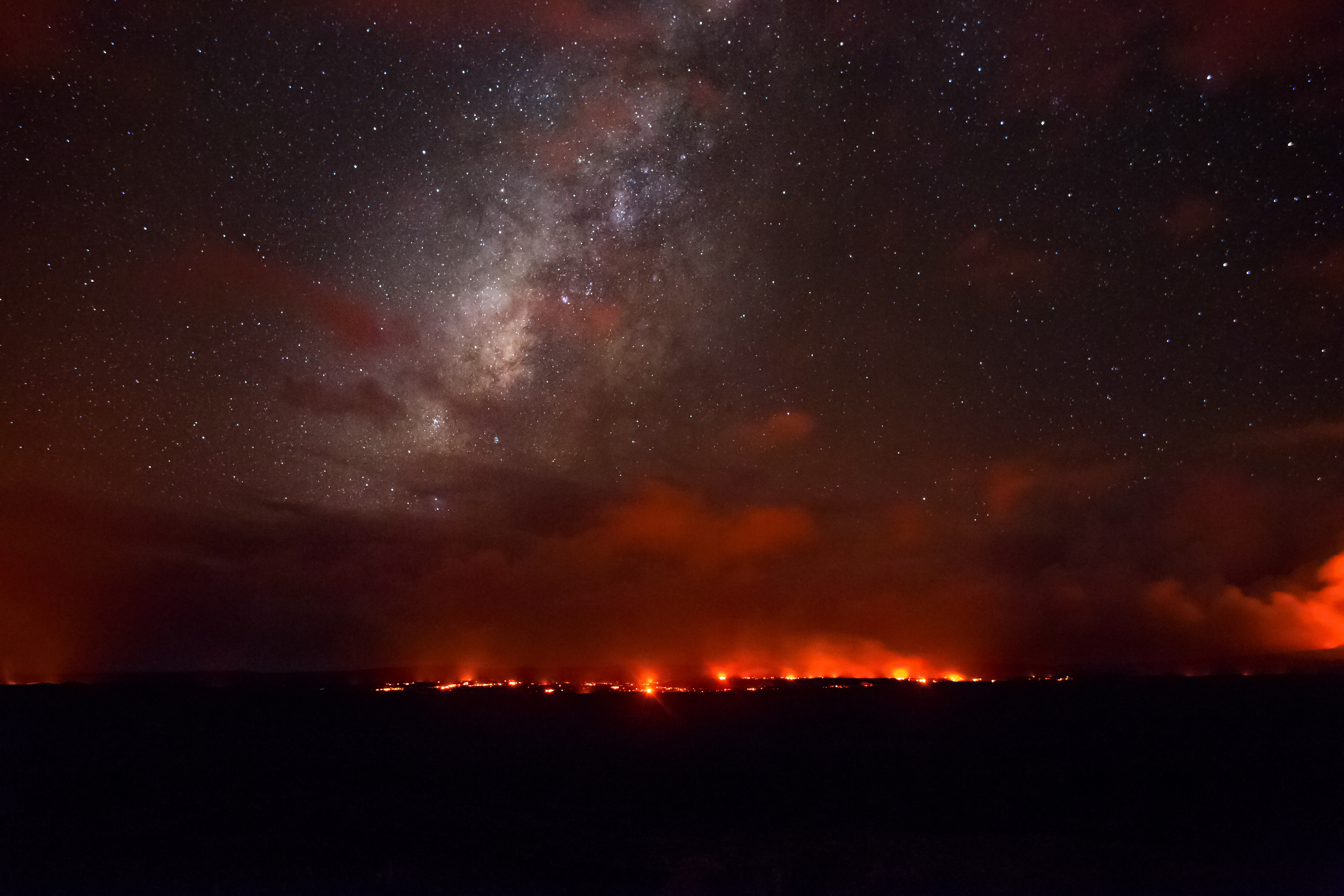 Mælkevejen hænger over den rødglødende lava i Volcanos National Park på Big Island Hawaii shutterstock_758050960.jpg