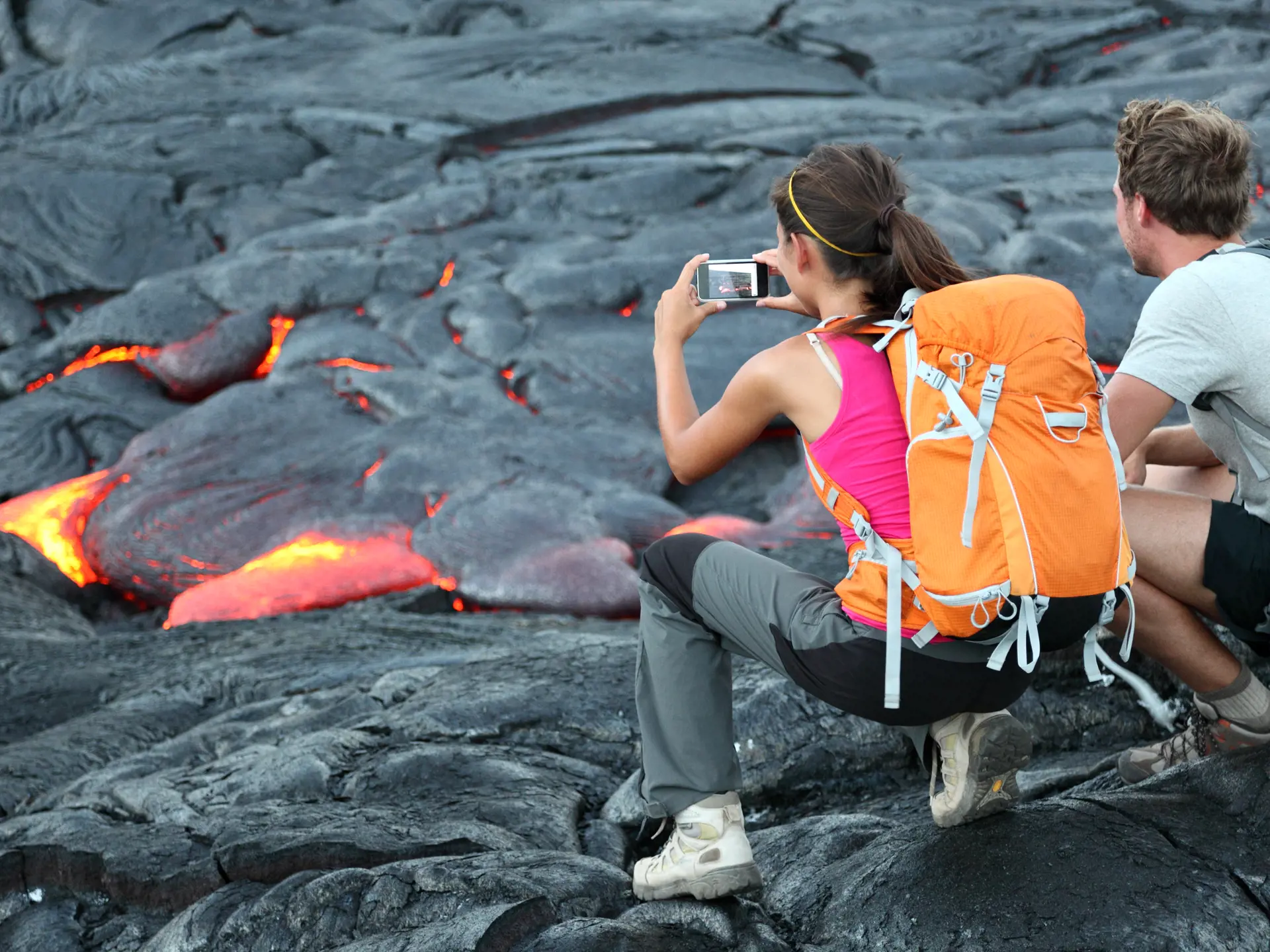 Turister tager et close op af lavaen i Volcanos National Park på Big Island Hawaii shutterstock_123043051.jpg