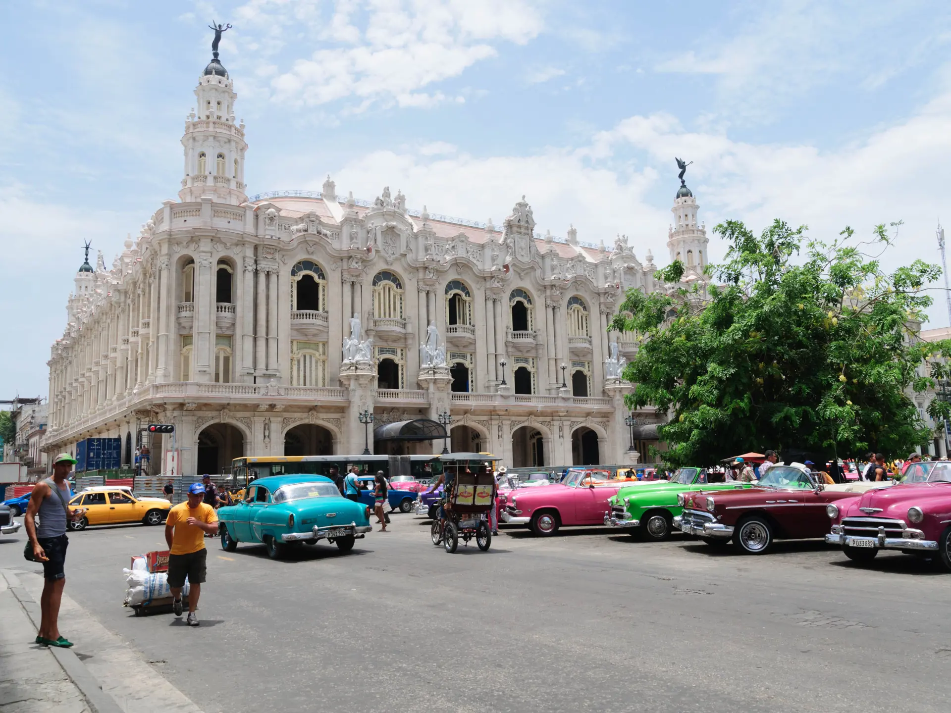 HAVANNA - de imponerende gamle amerikanerbiler holder side om side overfor det historiske Garcia Lorca teater, Check Point Travel