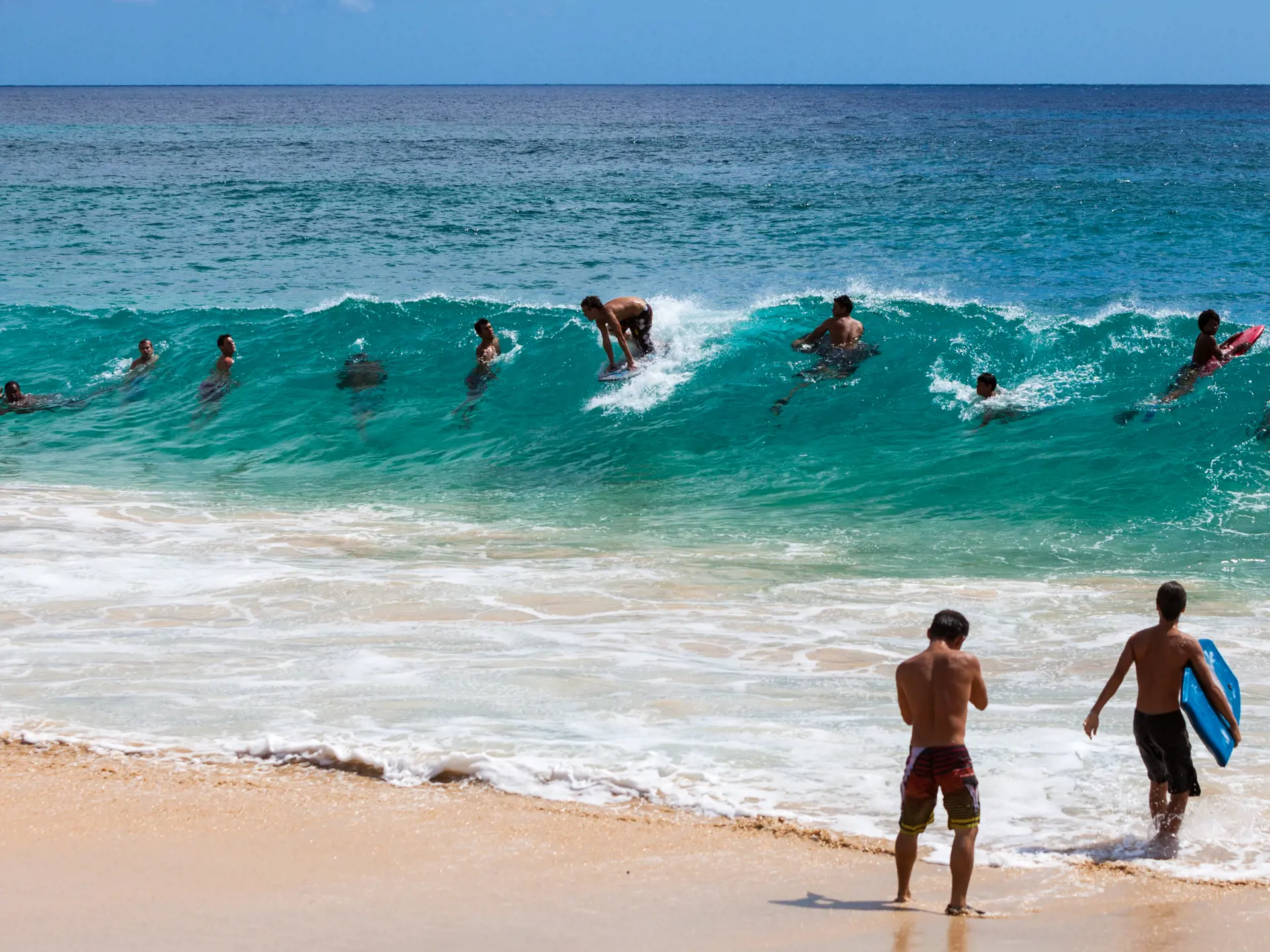 Unidentified surfers and body surfers at Sandy Beach on Oahu Island, Hawaii, USA, circa October 2013 - Billede.jpg