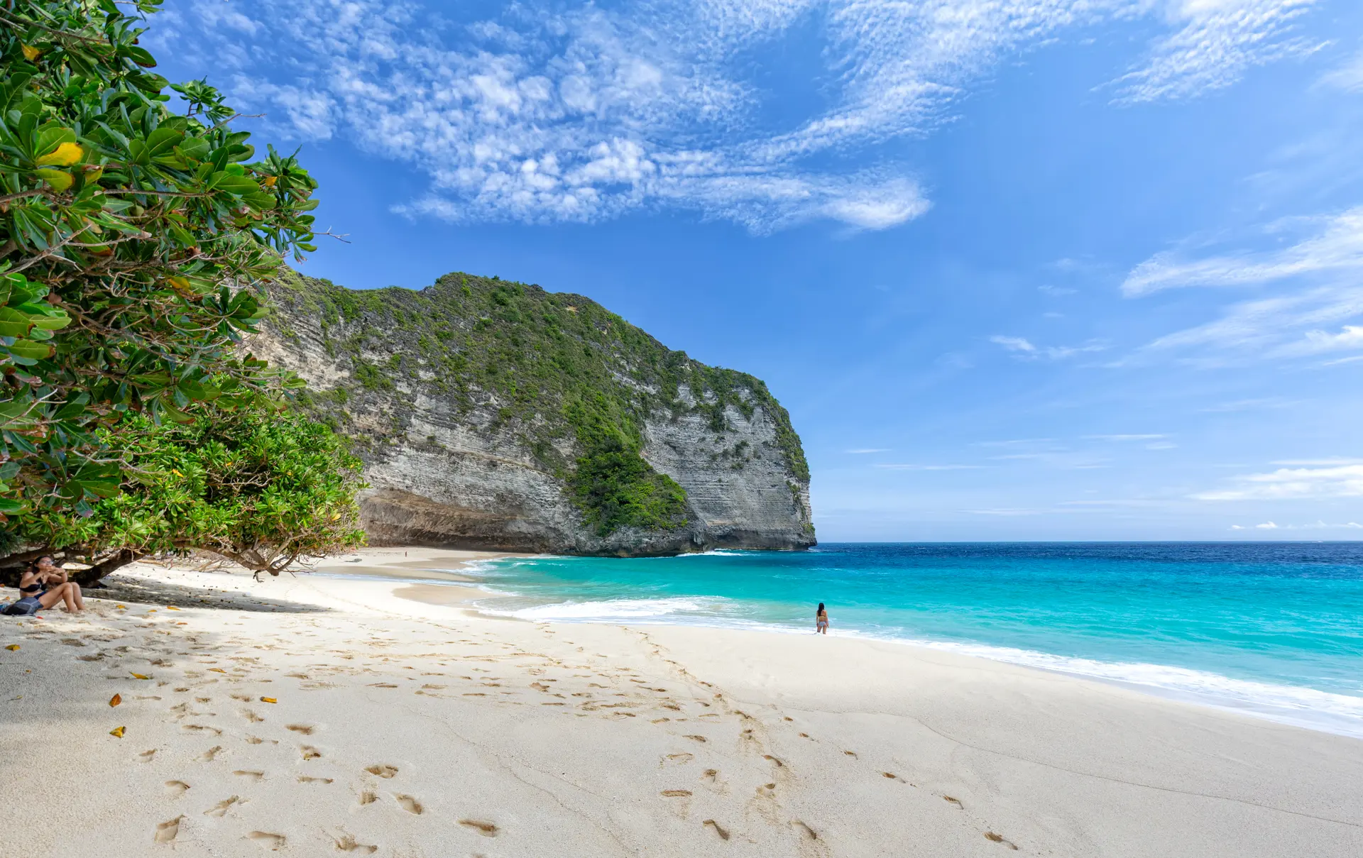Blue sky above beautiful Kelingking Beach on Nusa Penida in Indonesia.jpg