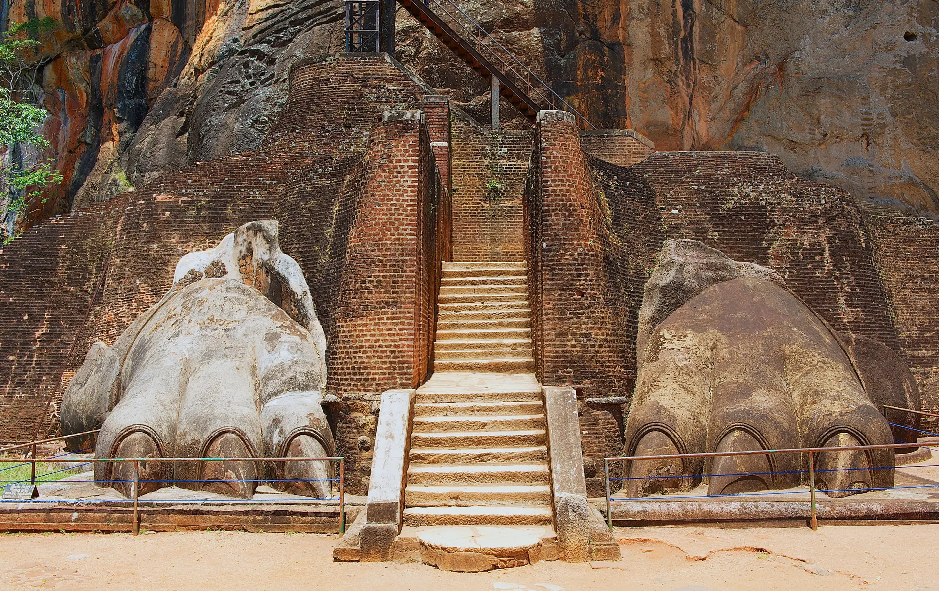 Sigiriya Rock Løvefødder.jpg