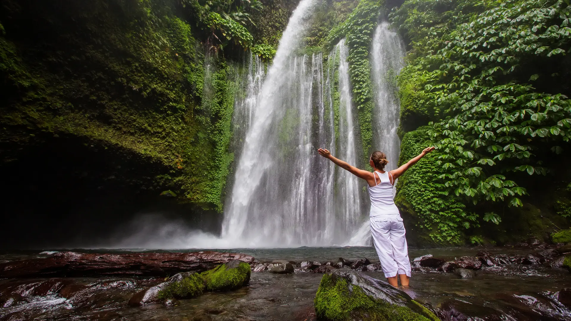 kvinde ved Air Terjun Tiu Kelep vandfaldet.jpg