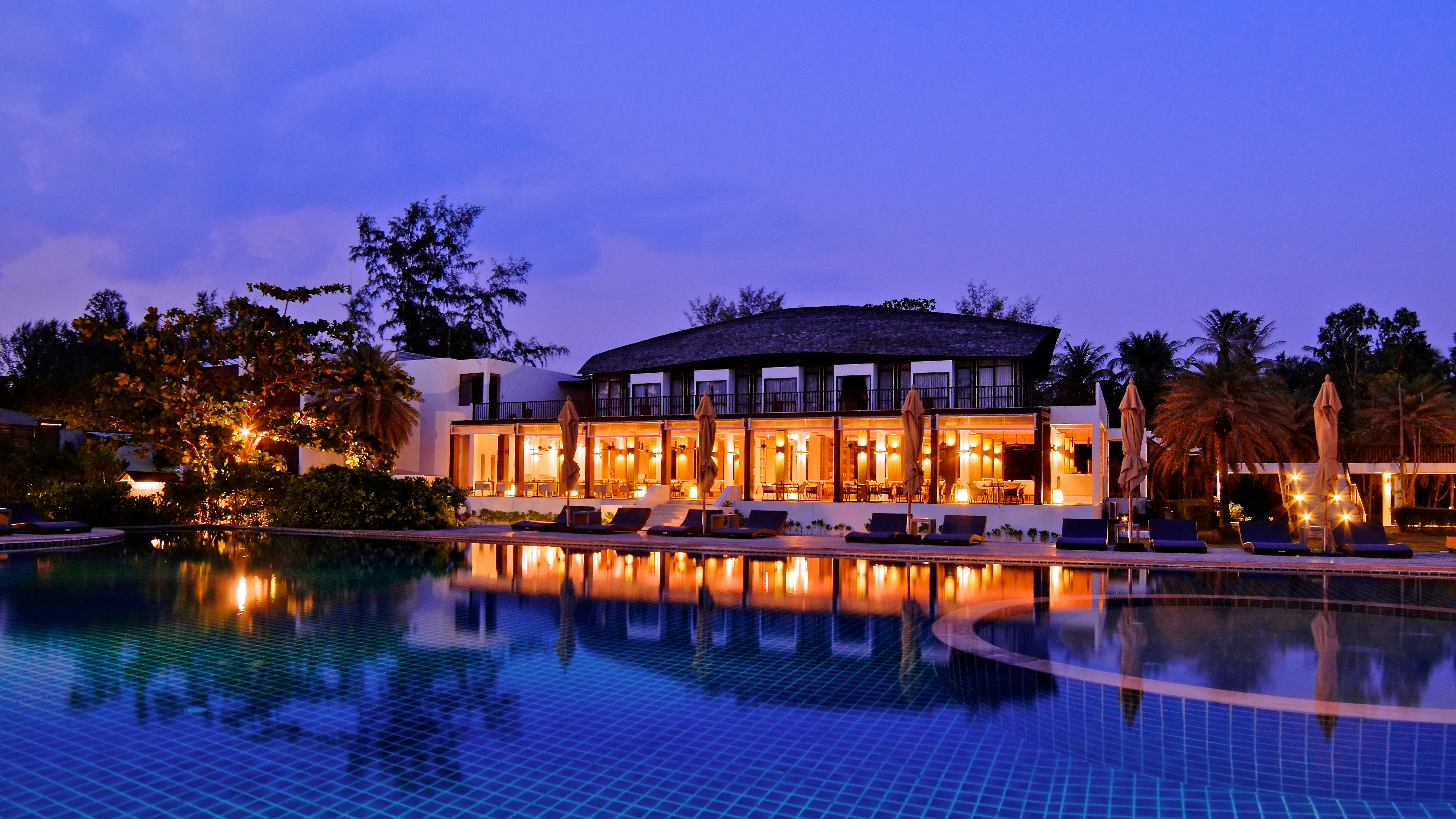 Beachfront Swimming Pool_Bua Fah Restaurant 2.jpg