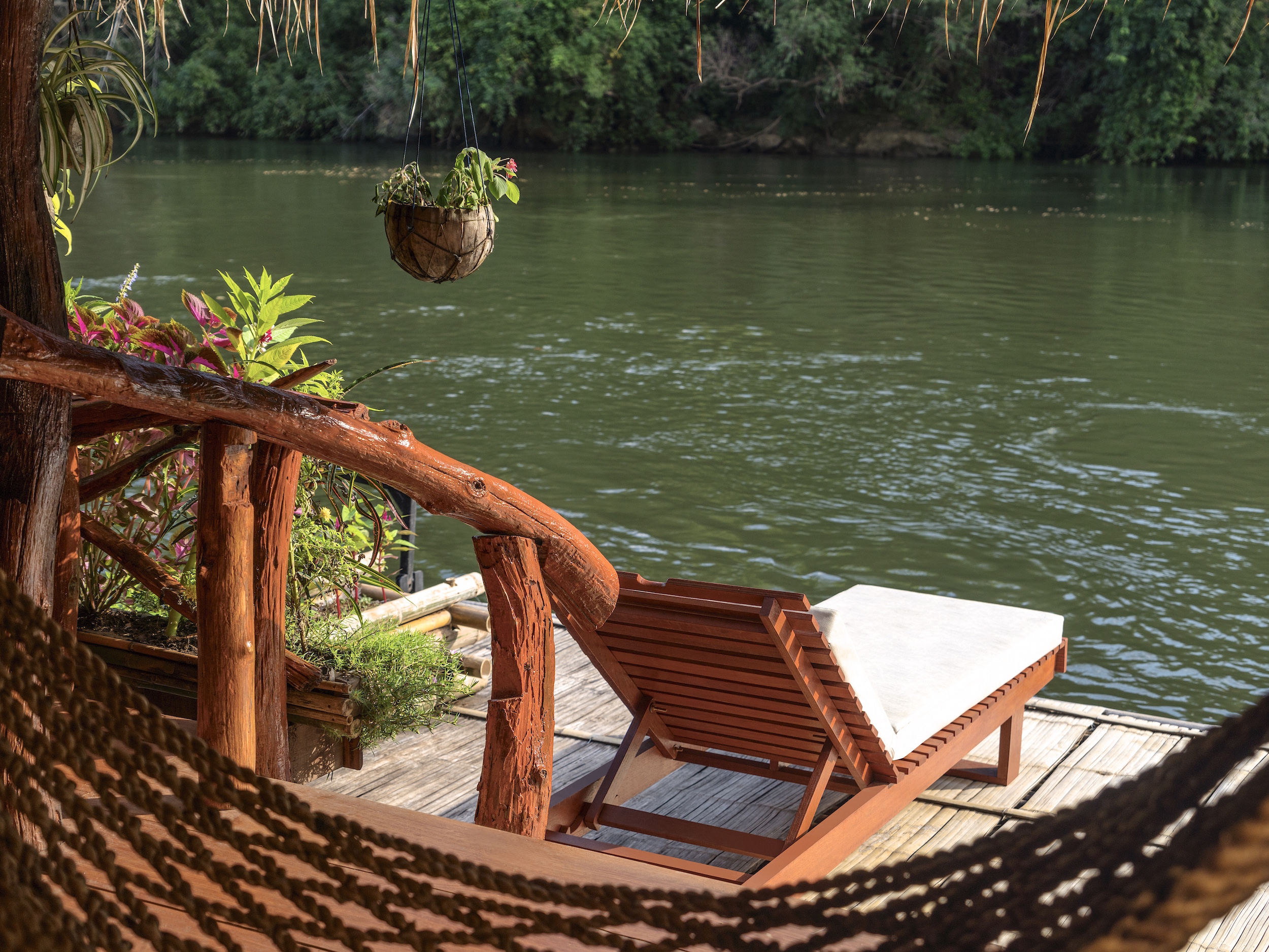 17floating-riverkwaijungleraftshotel-kanchanaburi-thailand.jpg
