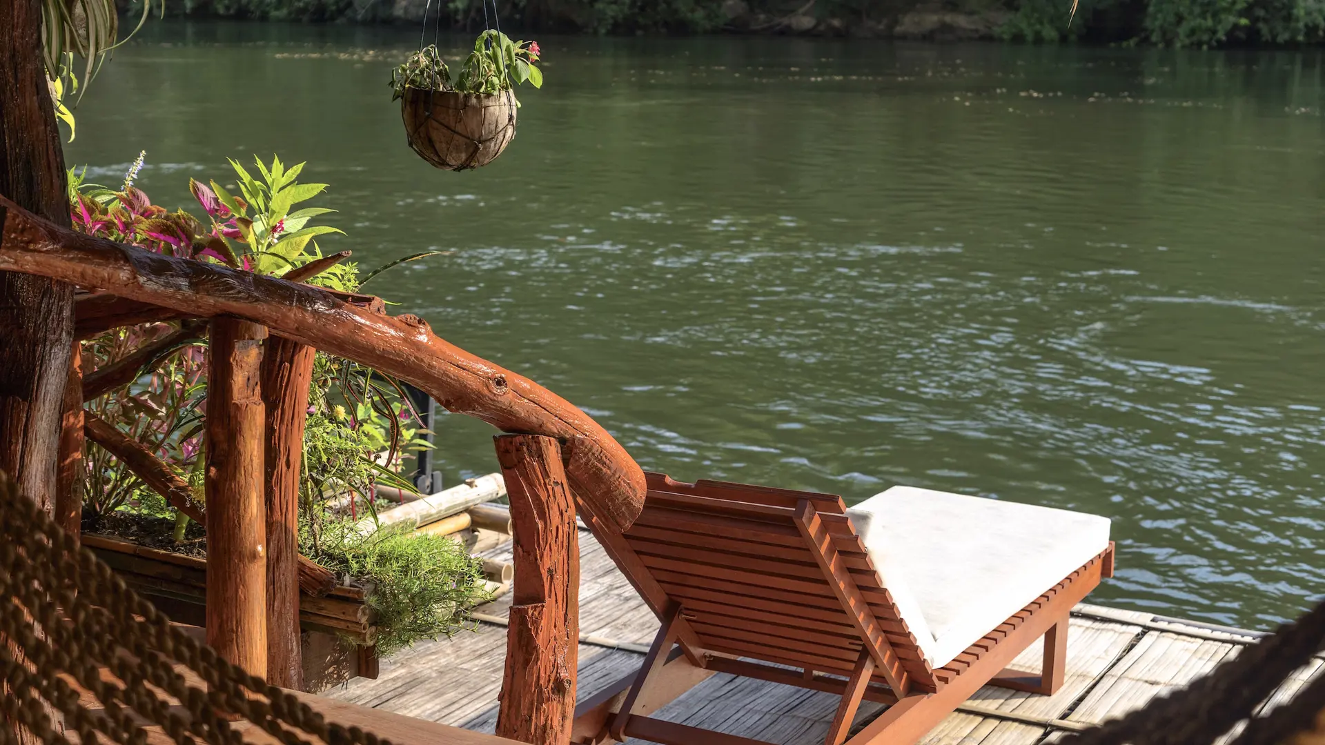 River Kwai Jungle Rafts - Se et flydende hotel - Bestil her