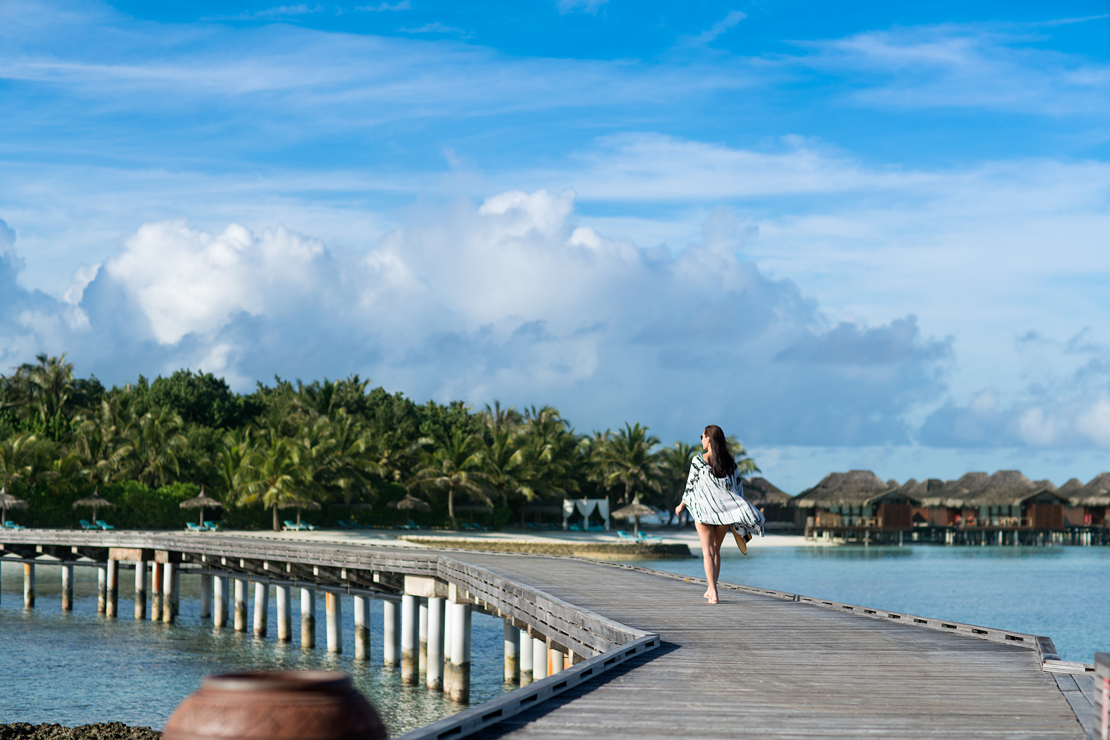 77138662-H1-Woman_walking_to_Veli_from_Baan_Huraa.jpg
