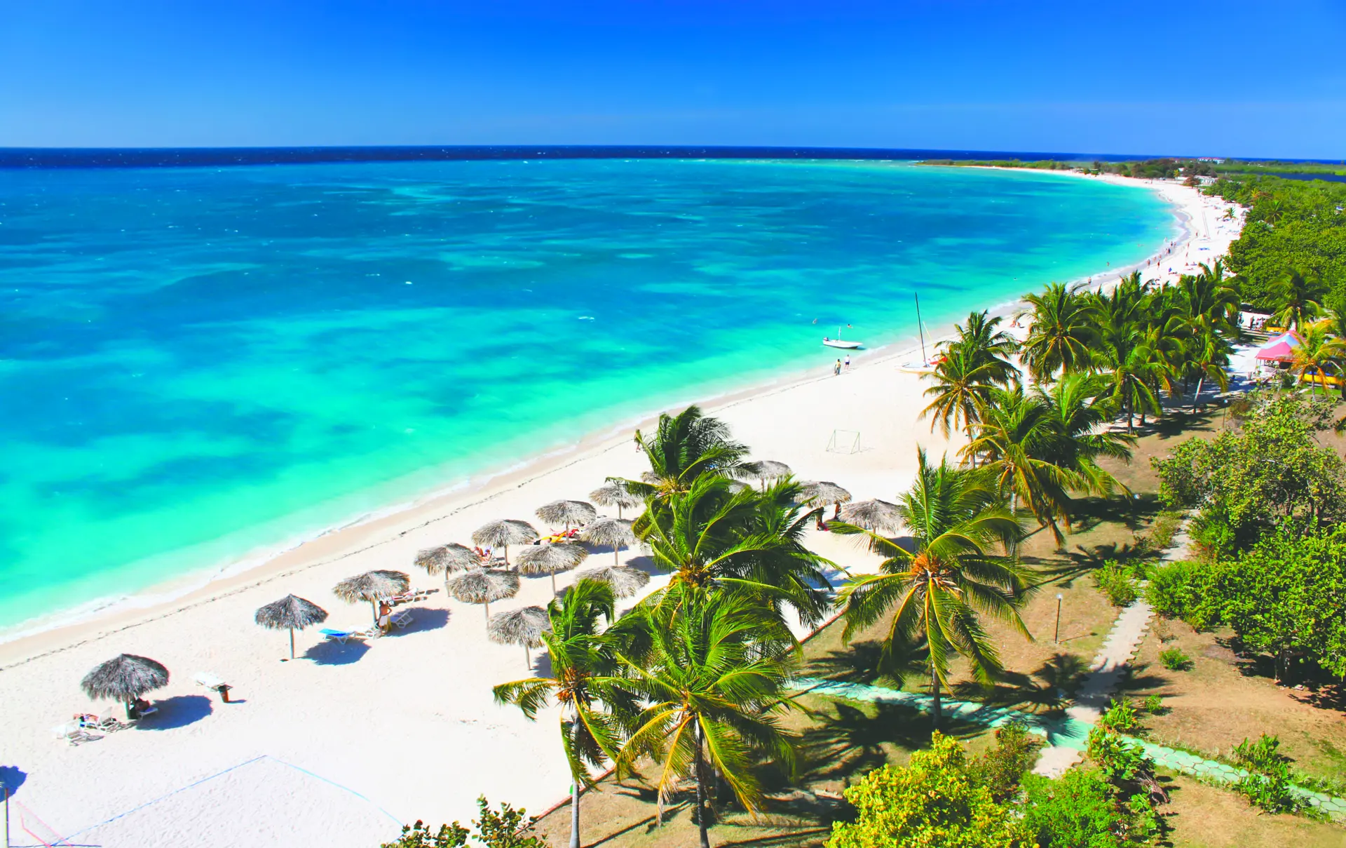 TRINIDAD - du kan nyde det krystalklare vand og slappe af på Ancon stranden få minutters kørsel fra byen, Check Point Travel