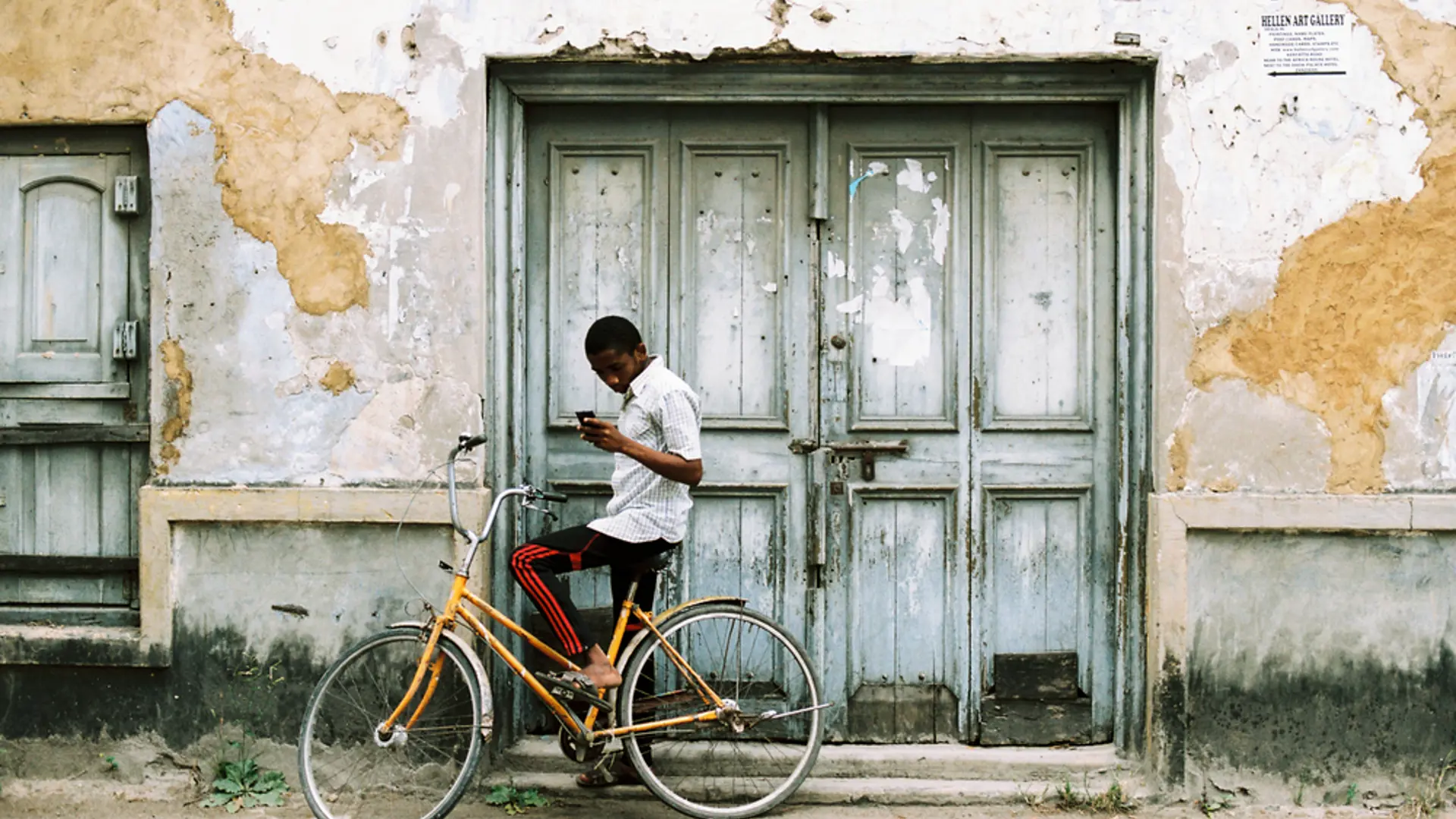 Stone Town Mand På Cykel