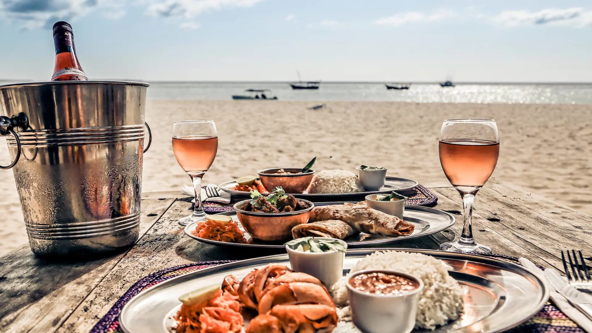 På Kendwa Beach kan du nyde lækre måltider på stranden.