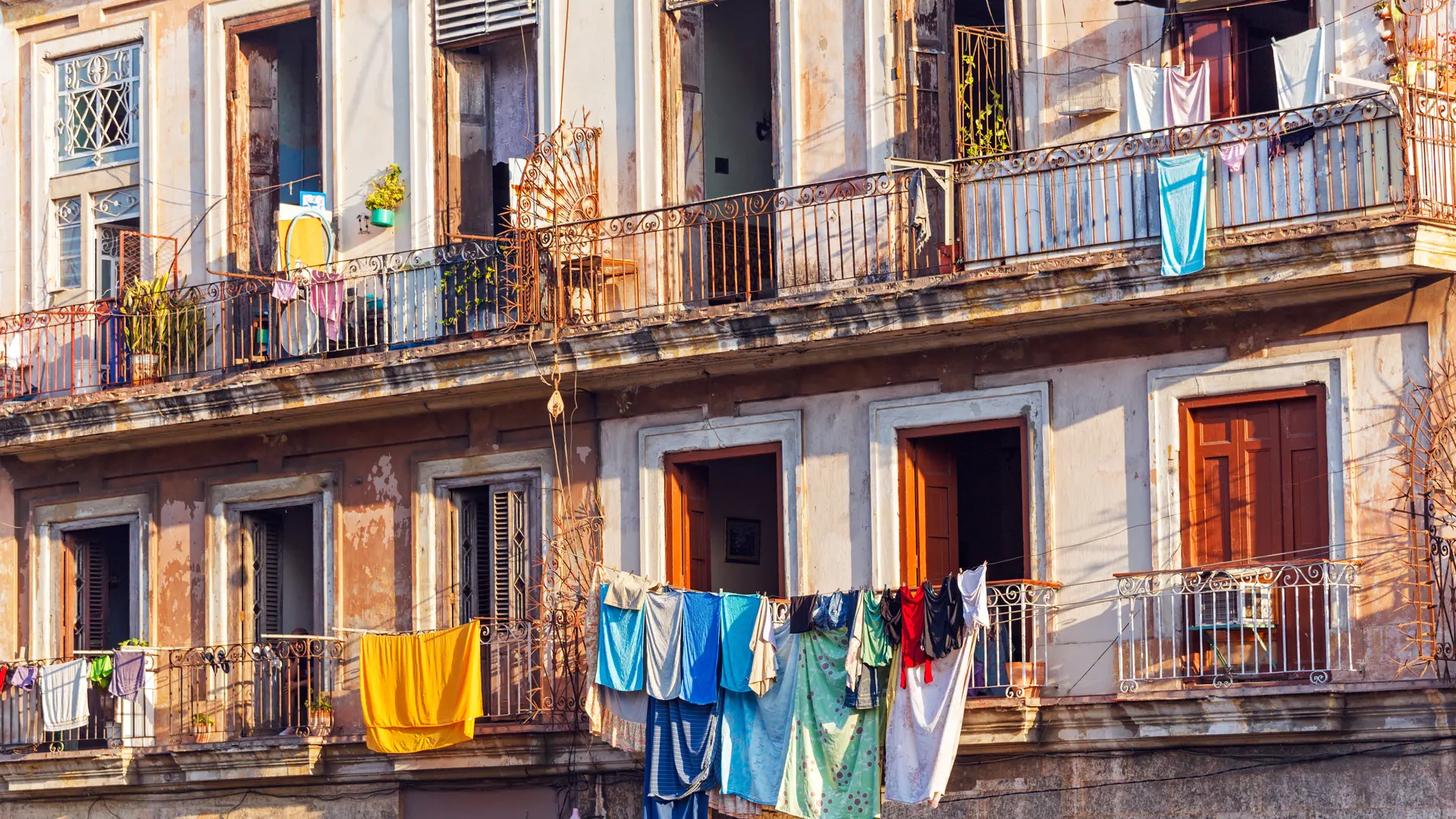 HAVANNA - i den gamle bydel, Habana Vieja, benytter de lokale muligheden for at få tøjet tøret i det varme klima, Check Point Travel