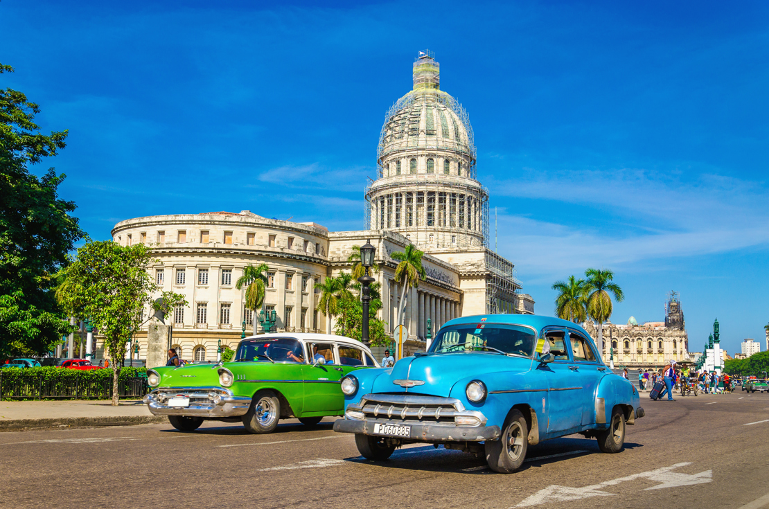 HAVANNA - de gamle amerikanerbiler kører forbi Capitolio i det centrale Havanna, Check Point Travel
