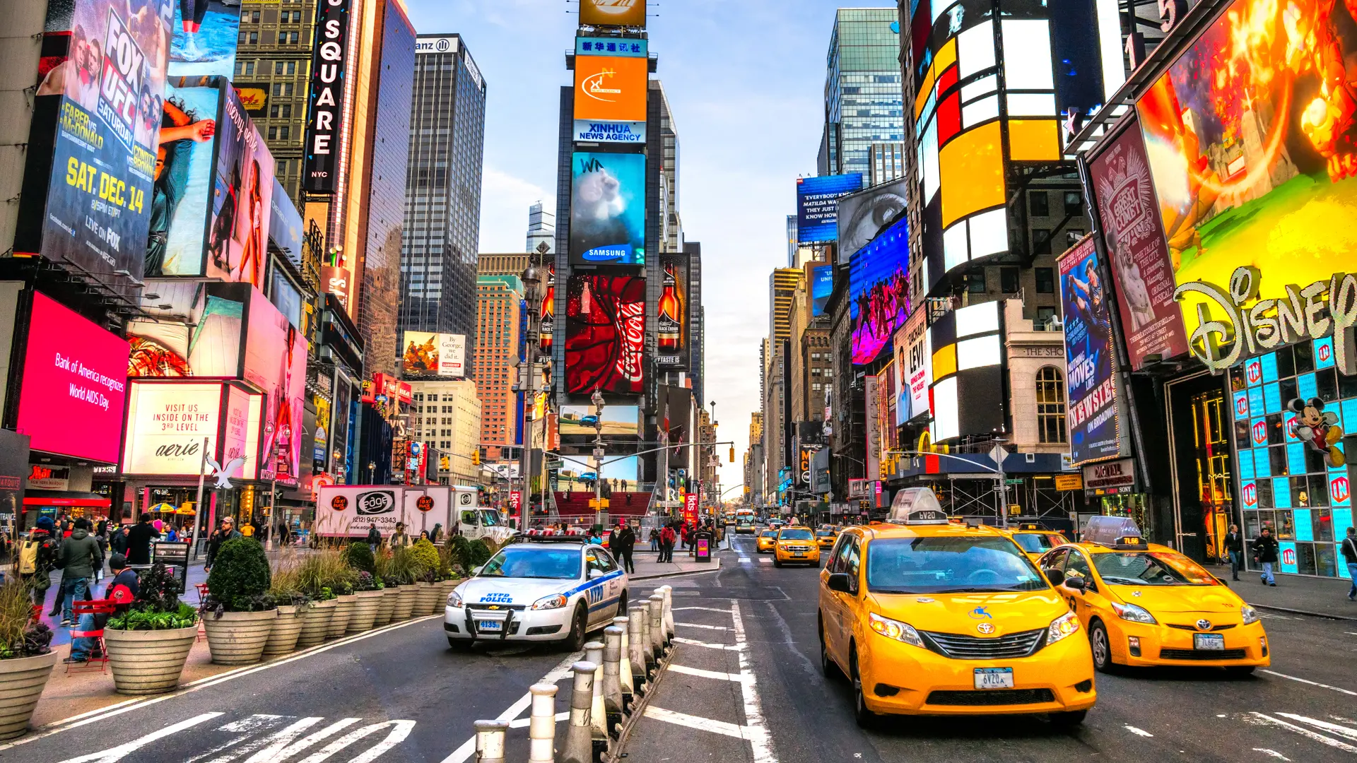 NEW YORK - byens klassiske gule taxier fylder godt i gadebilledet, men oftest er metroen hurtigere og billigere, Check Point Travel