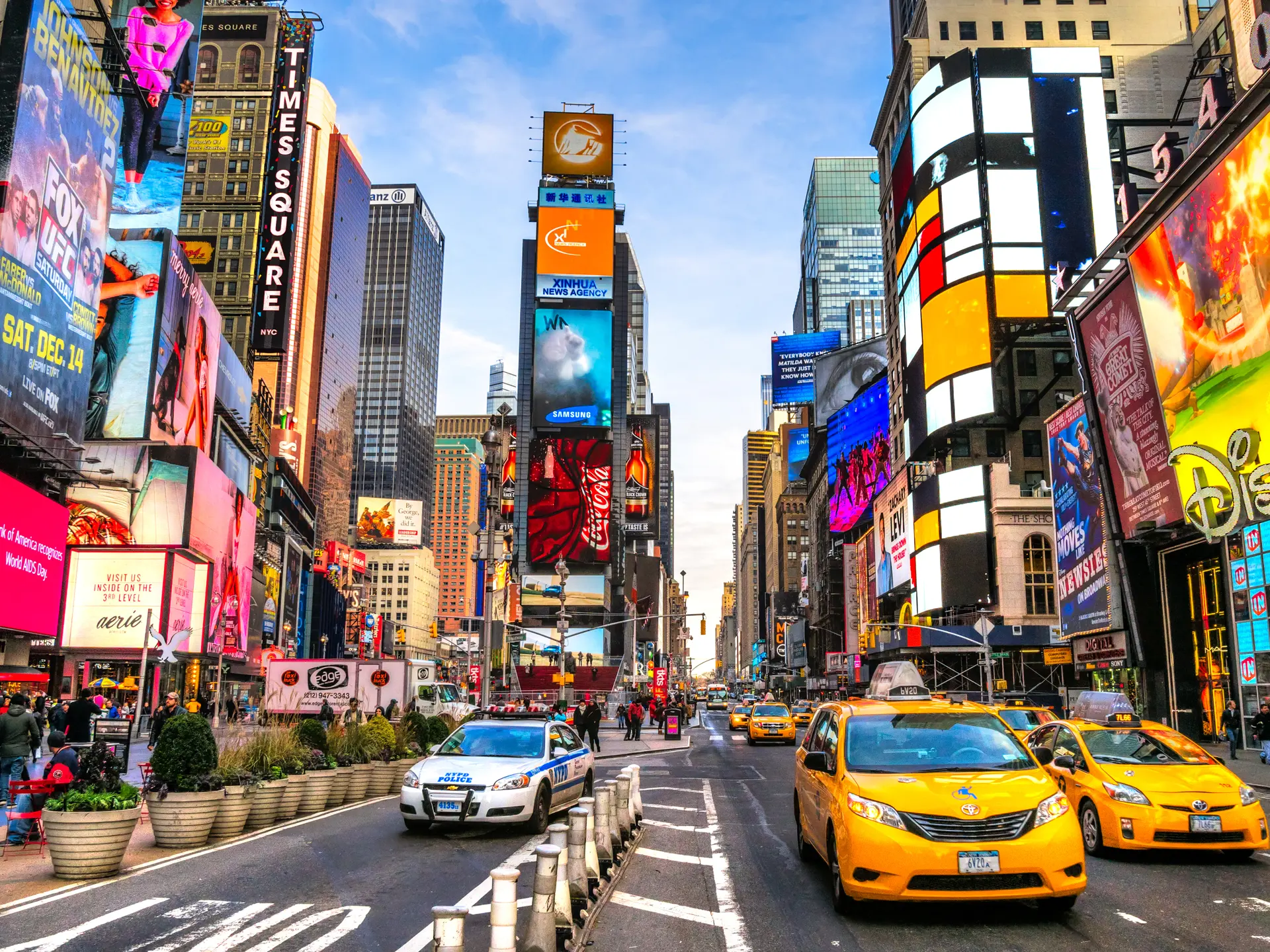 NEW YORK - byens klassiske gule taxier fylder godt i gadebilledet, men oftest er metroen hurtigere og billigere, Check Point Travel