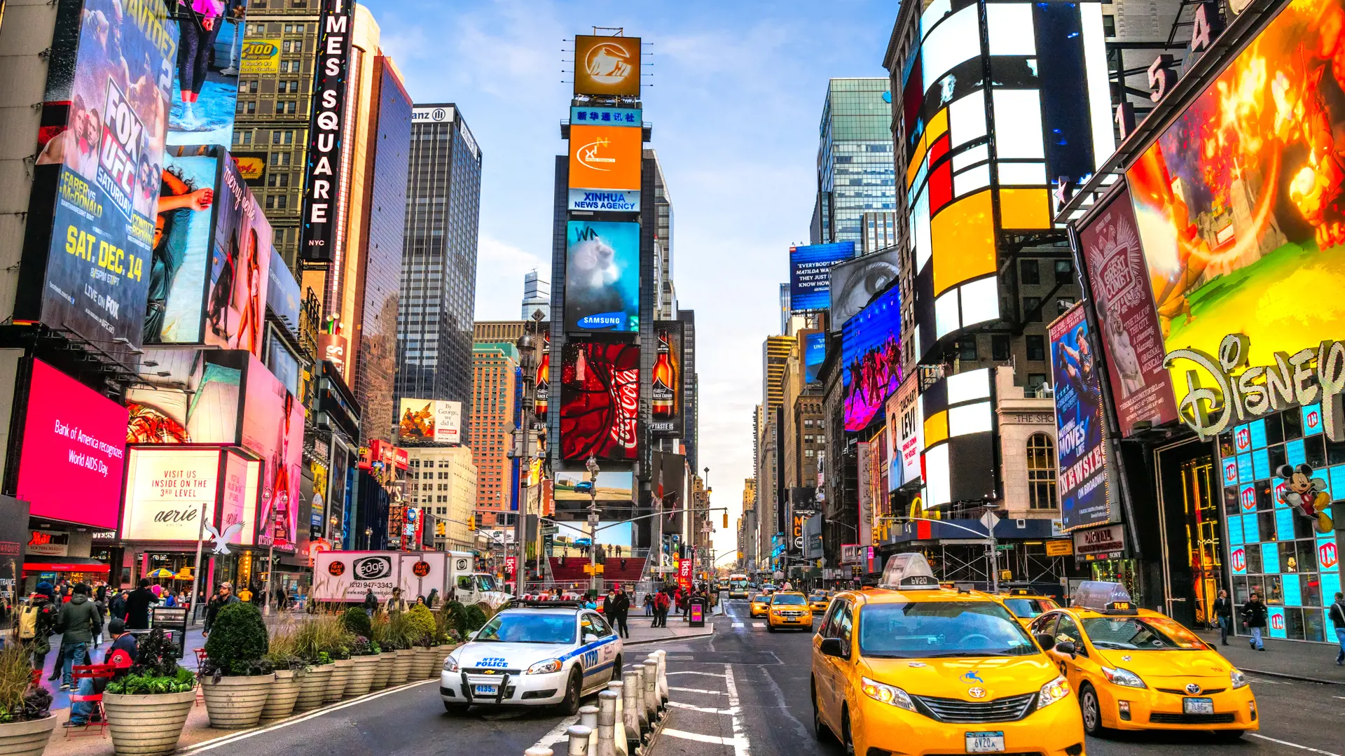 NEW YORK - byens klassiske gule taxier fylder godt i gadebilledet, men oftest er metroen hurtigere og billigere, Check Point Travel