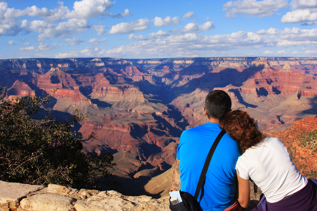 GRAND CANYON - man kan bruge flere timer på at sidde og nyde udsigten og det mægtige kløftlandskab ved Grand Canyon, Check Point Travel