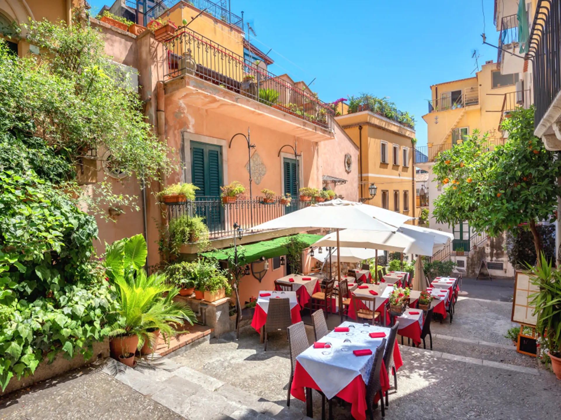 Der dækkes op til frokost i Taormina