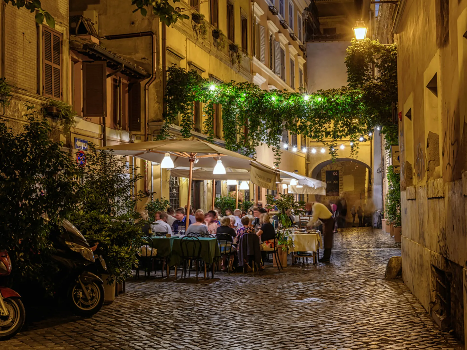 Om aftenen er der masser af liv i de brolagte gader i Trastevere