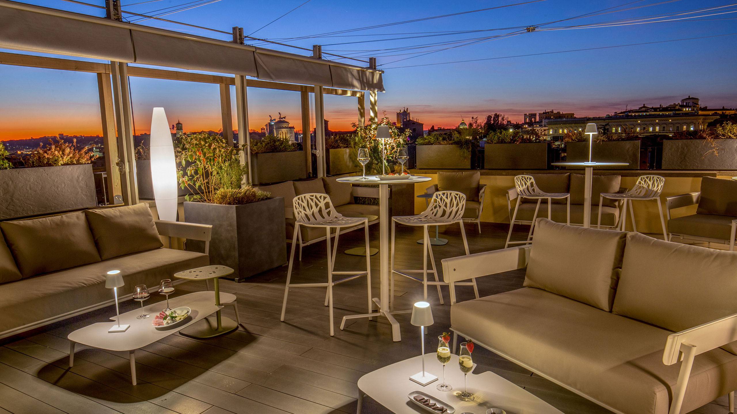 Slap af på hotellets terrasse efter dagens sightseeing