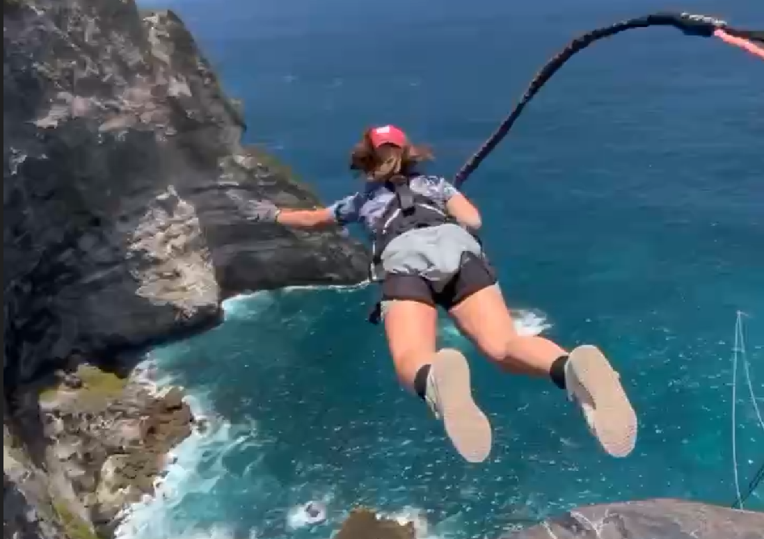 Ellen Fra Check Point Travel Laver Cliff Jump På Nusa Penida