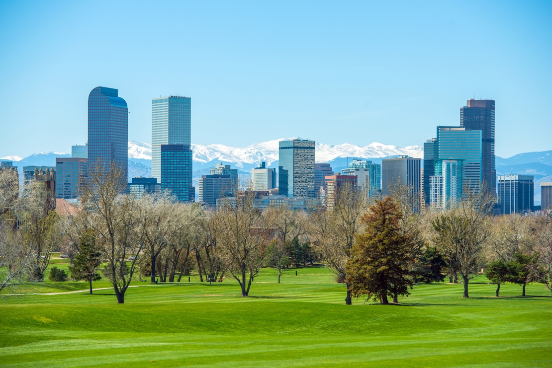 dag 1shutterstock_186925442 Sunny Denver Skyline. Spring in Colorado. Denver Skyline and Snowy Rocky Mountains..jpg