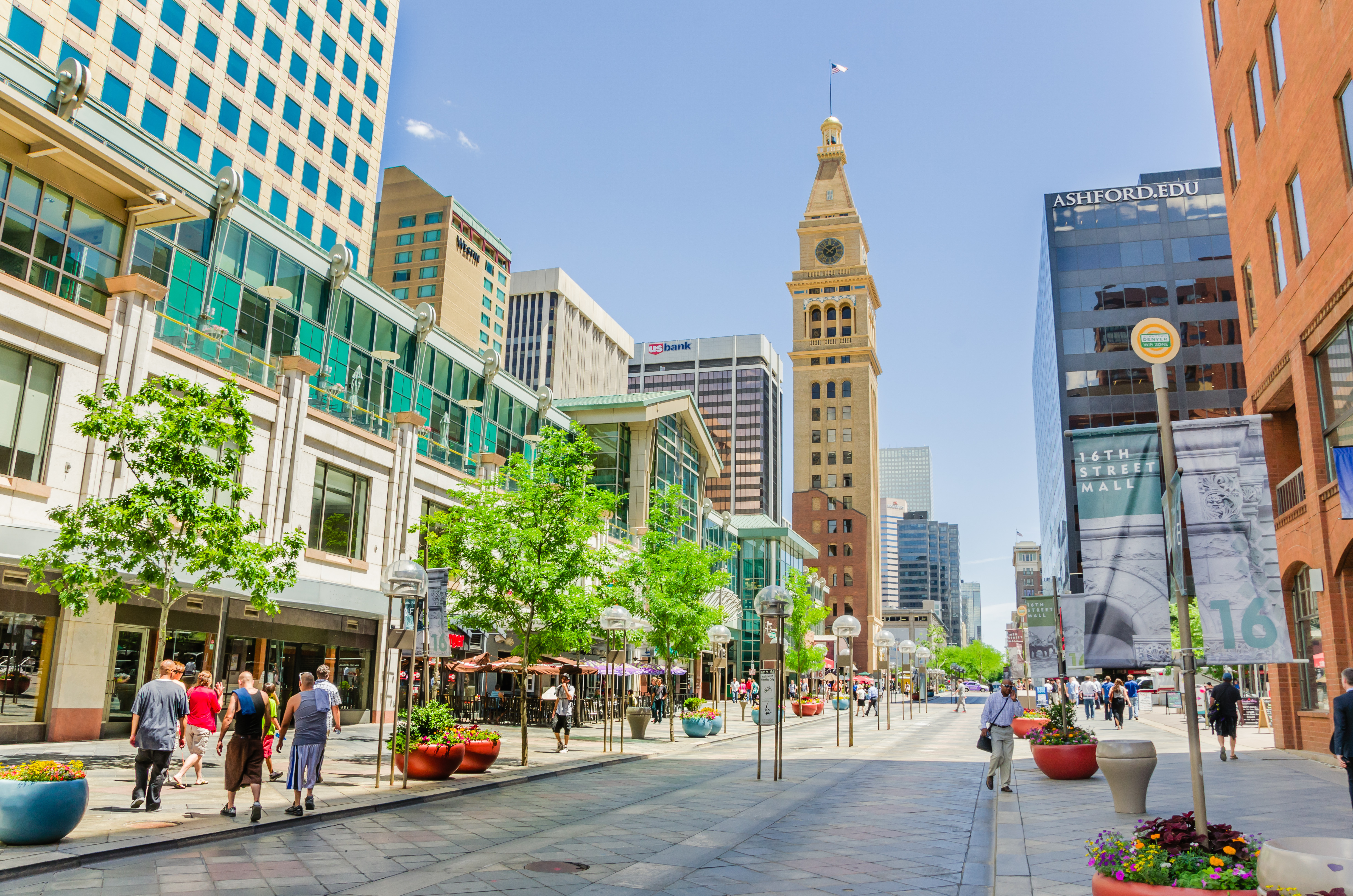 dag 2 shutterstock_157526717 DENVER - JUNE 25. View of 16th Street Pedestrial Mall downtown..jpg