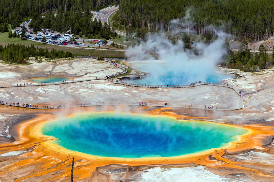 YELLOWSTONE - det er muligt at komme helt tæt på de termiske kilder, der skaber en farverig fantasiverden i den centrale del af parken, Check Point Travel