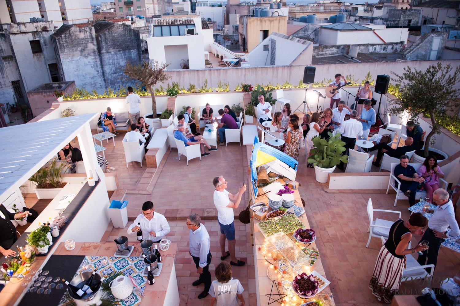 På tagterrassen er det stemning og hygge 