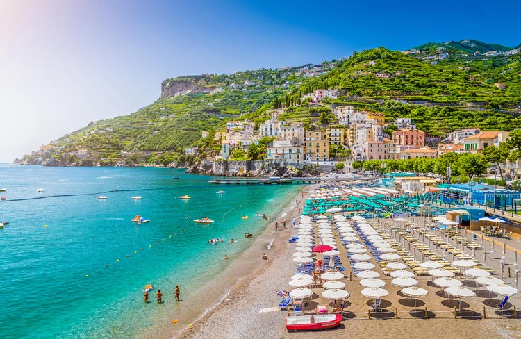 I kan leje liggestole og parasoller på stranden i Minori