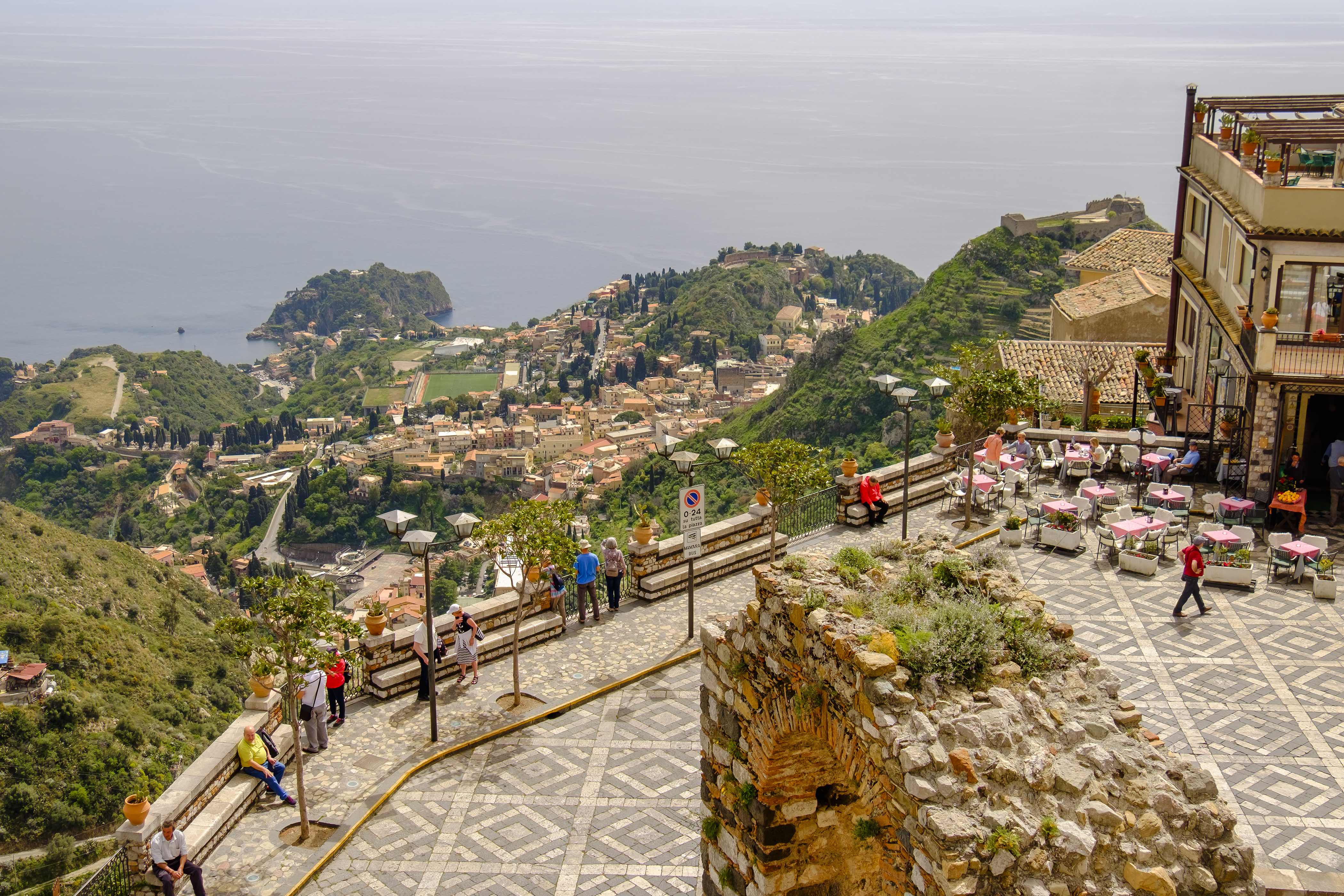 Først skal i nyde stemningen og udsigten i Castelmola