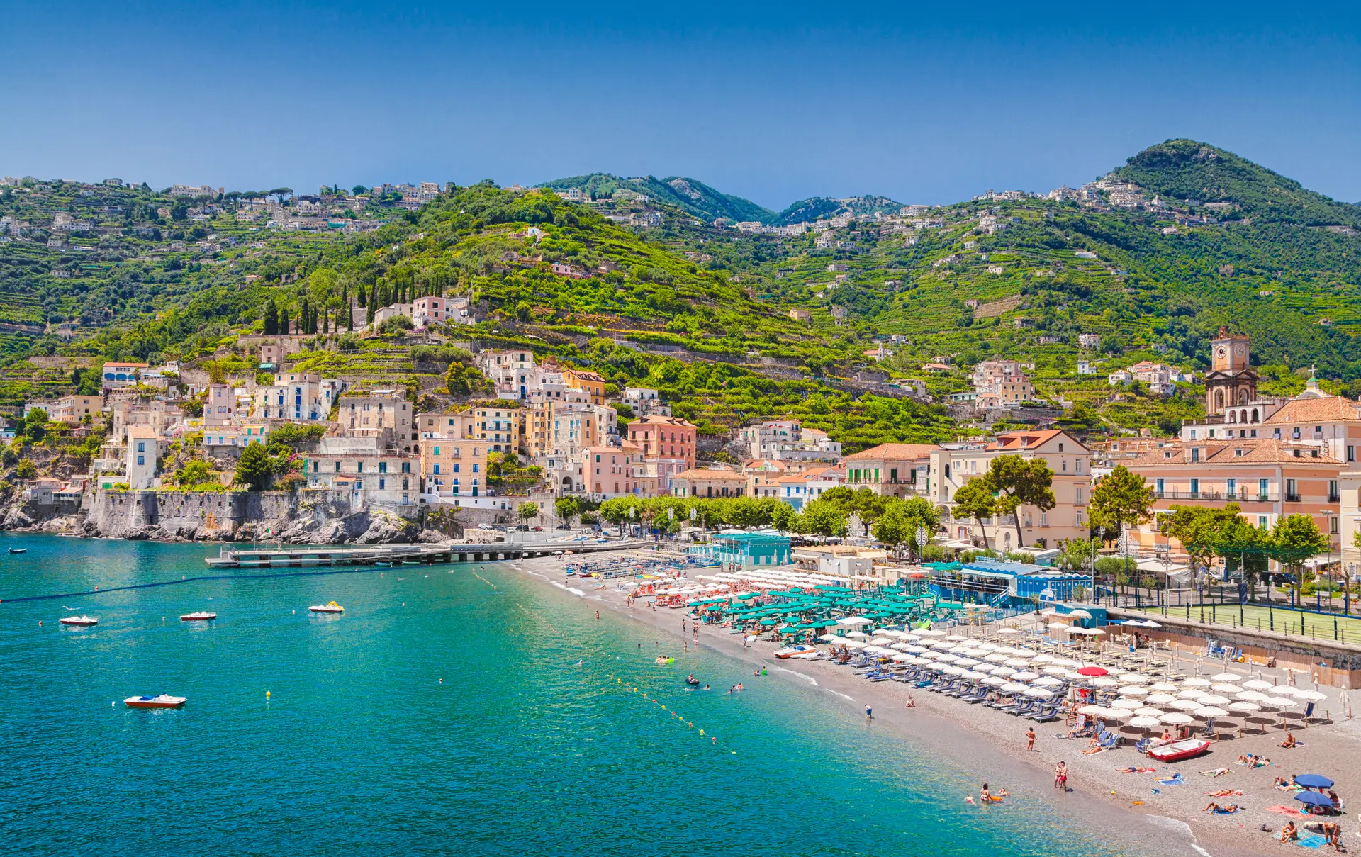 Nyd en dag på stranden i Minori