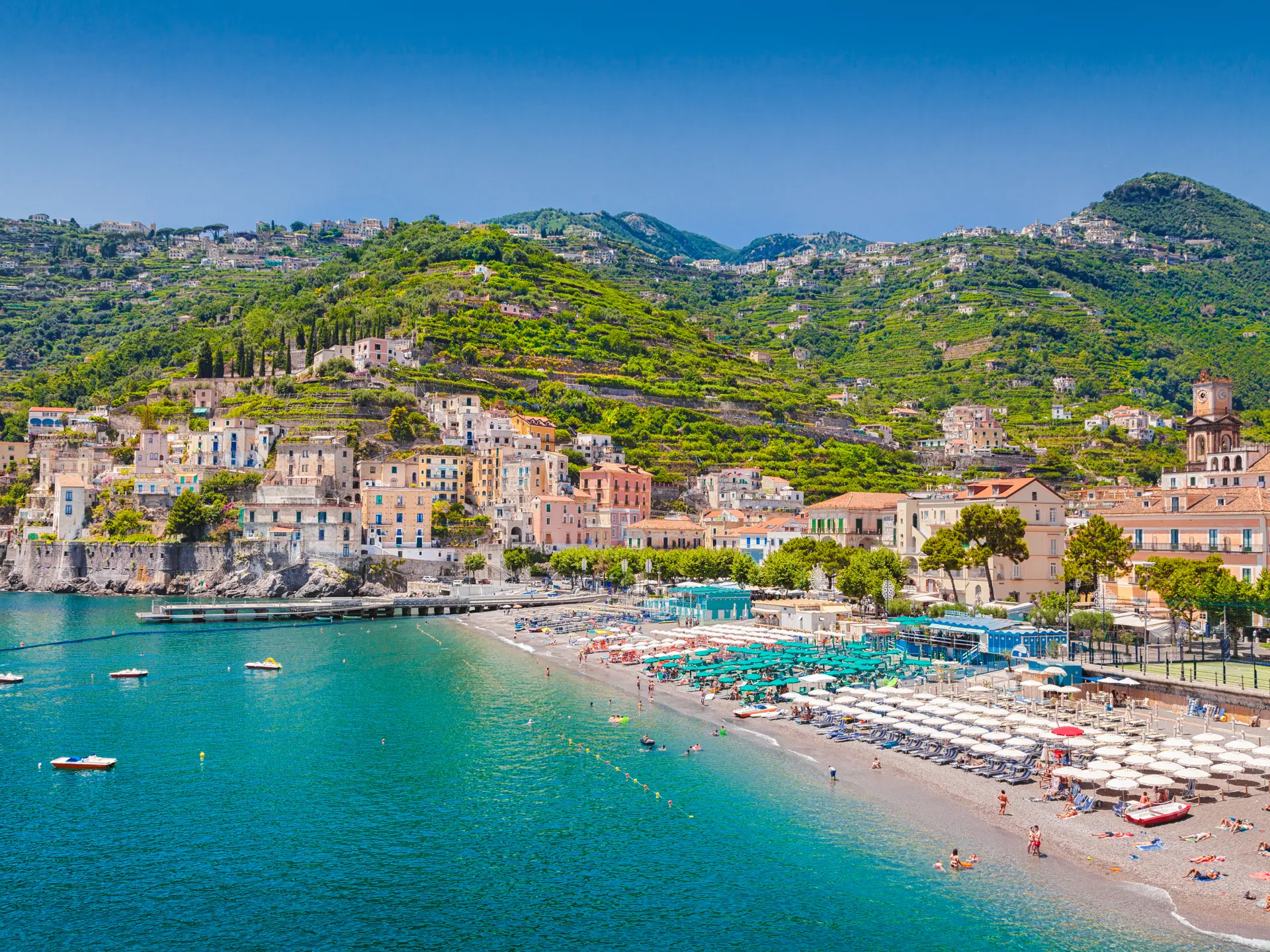 Nyd en dag på stranden i Minori