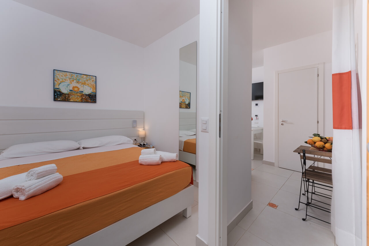 Kig til soveværelse på Residence Le Palme