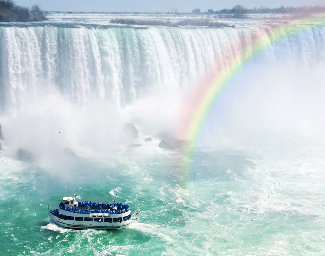 dag 5shutterstock_24491023 Spectacular rainbow near tourist boat at Niagara Falls.jpg