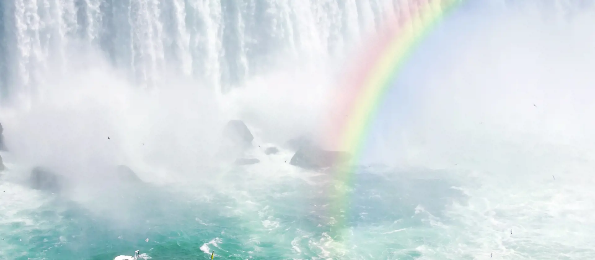 dag 5shutterstock_24491023 Spectacular rainbow near tourist boat at Niagara Falls.jpg