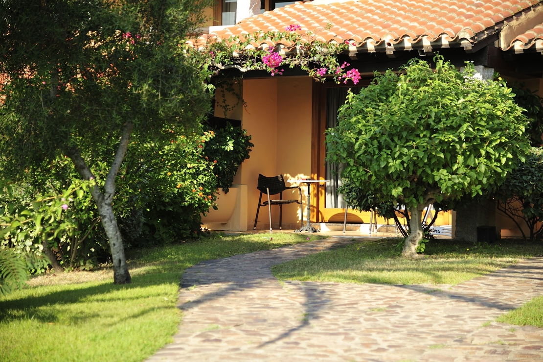 Et stisystem forbinder hotellets bungalows med restaurant, pools, strand og aktiviteter