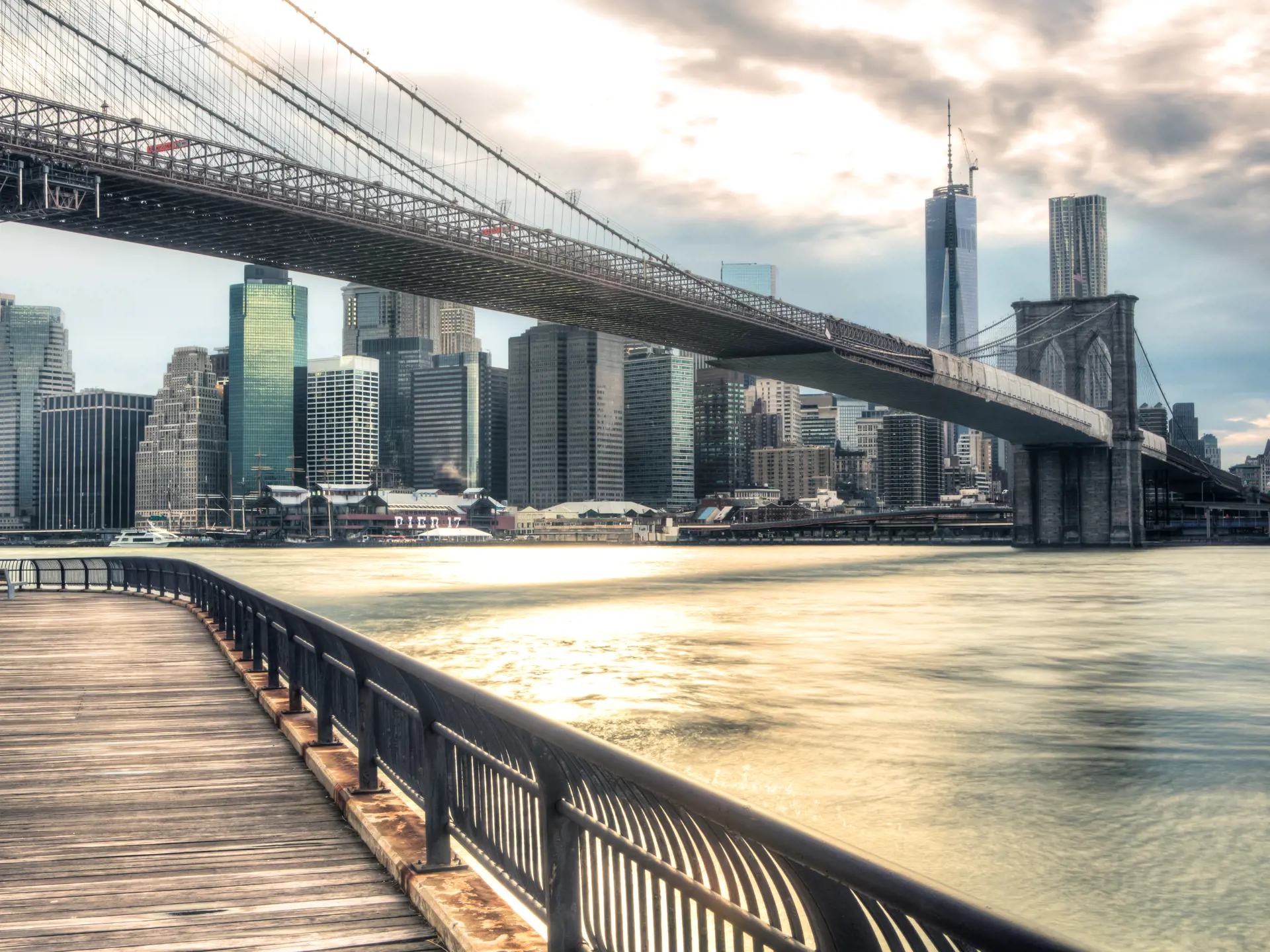 NEW YORK - den historiske Brooklyn Bridge var Verdens længste hængebro da den stod færdig i 1883. I dag er det en af byens mest kendte bygningsværker, Check Point Travel