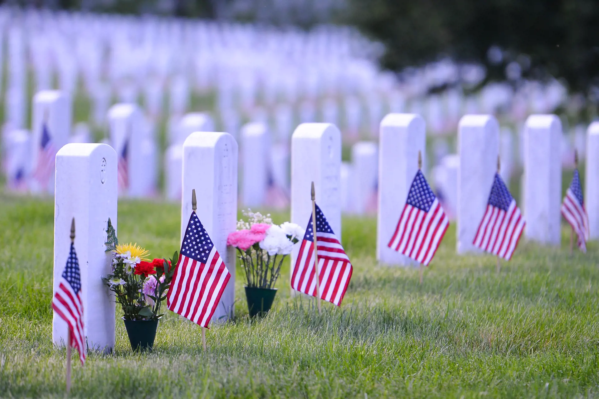 WASHINGTON - Arlngton kirkegården minder om USAs store bidrag i internationale konflikter og her hyldes landets største helte, Check Point Travel