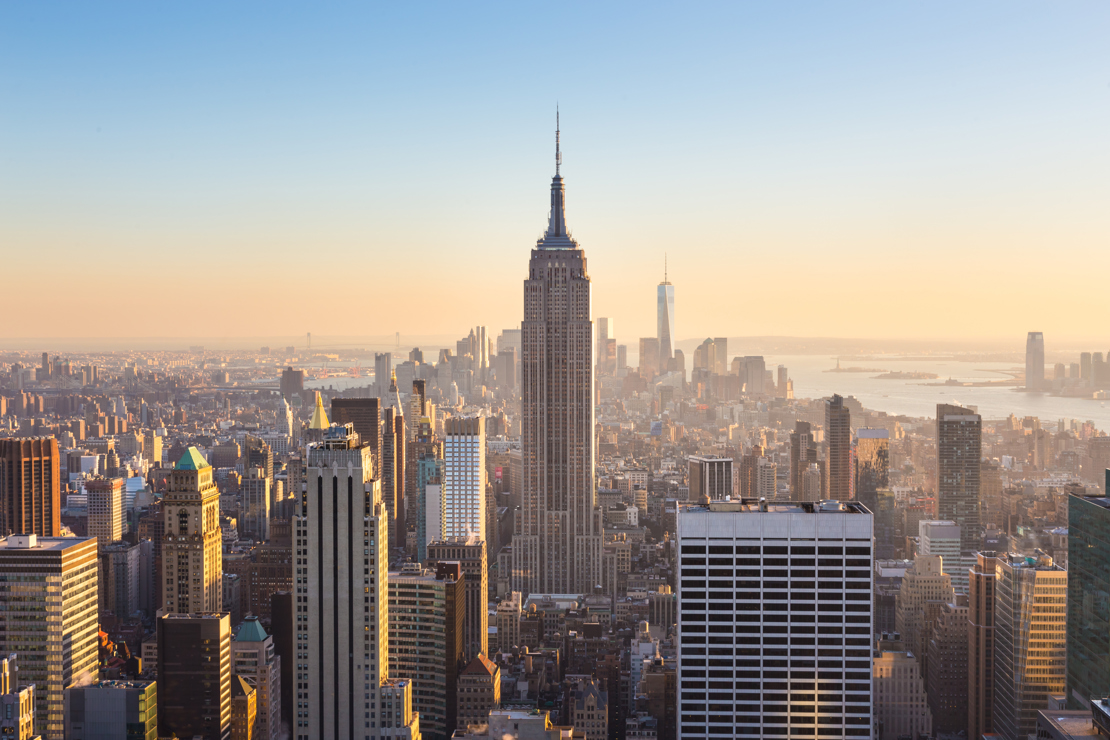 NEW YORK - Manhattan skyline med majestætiske Empire State Building i forgrunden og det nye vartegn Freedom Tower i baggrunden, Check Point Travel