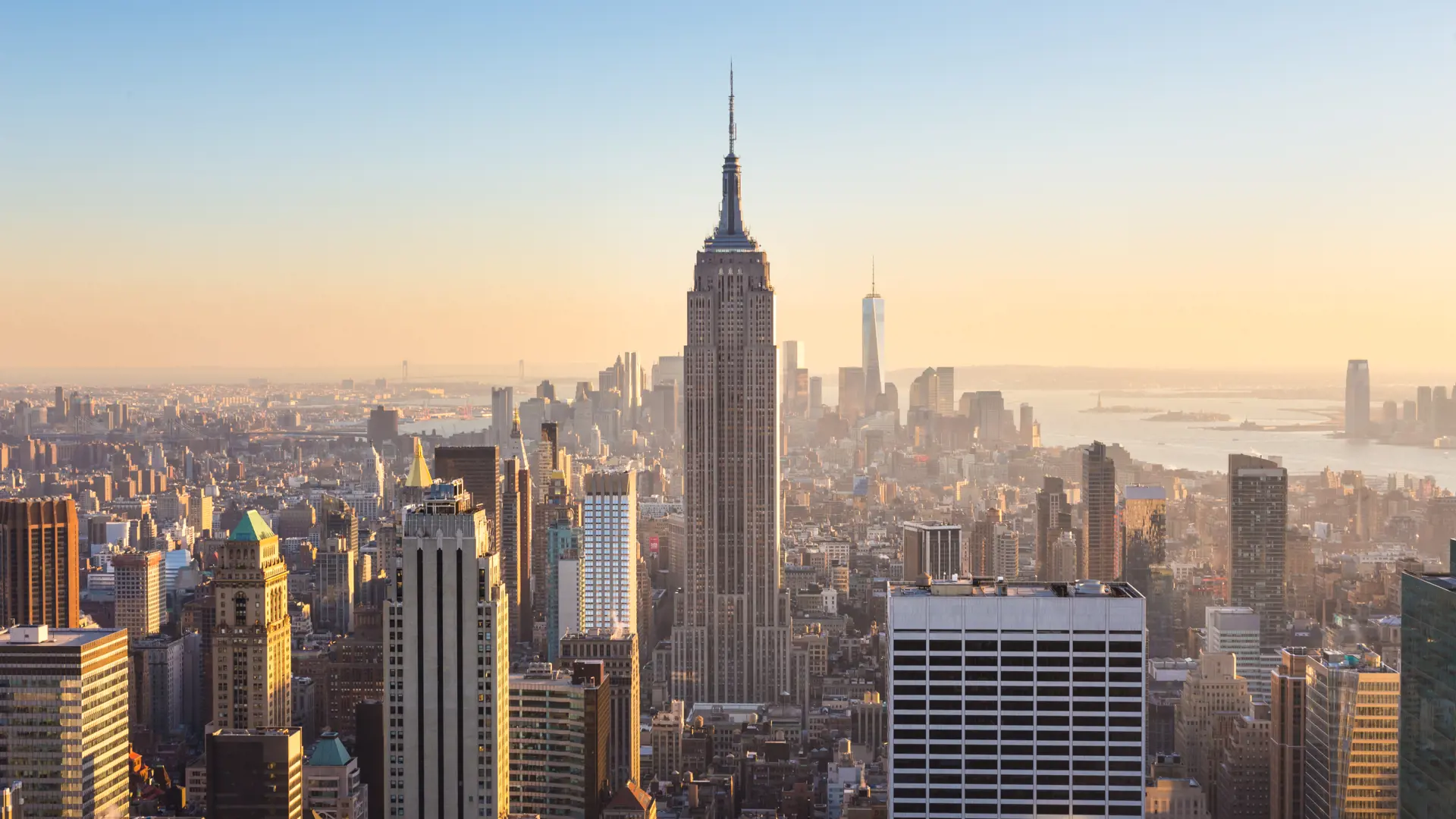 NEW YORK - Manhattan skyline med majestætiske Empire State Building i forgrunden og det nye vartegn Freedom Tower i baggrunden, Check Point Travel