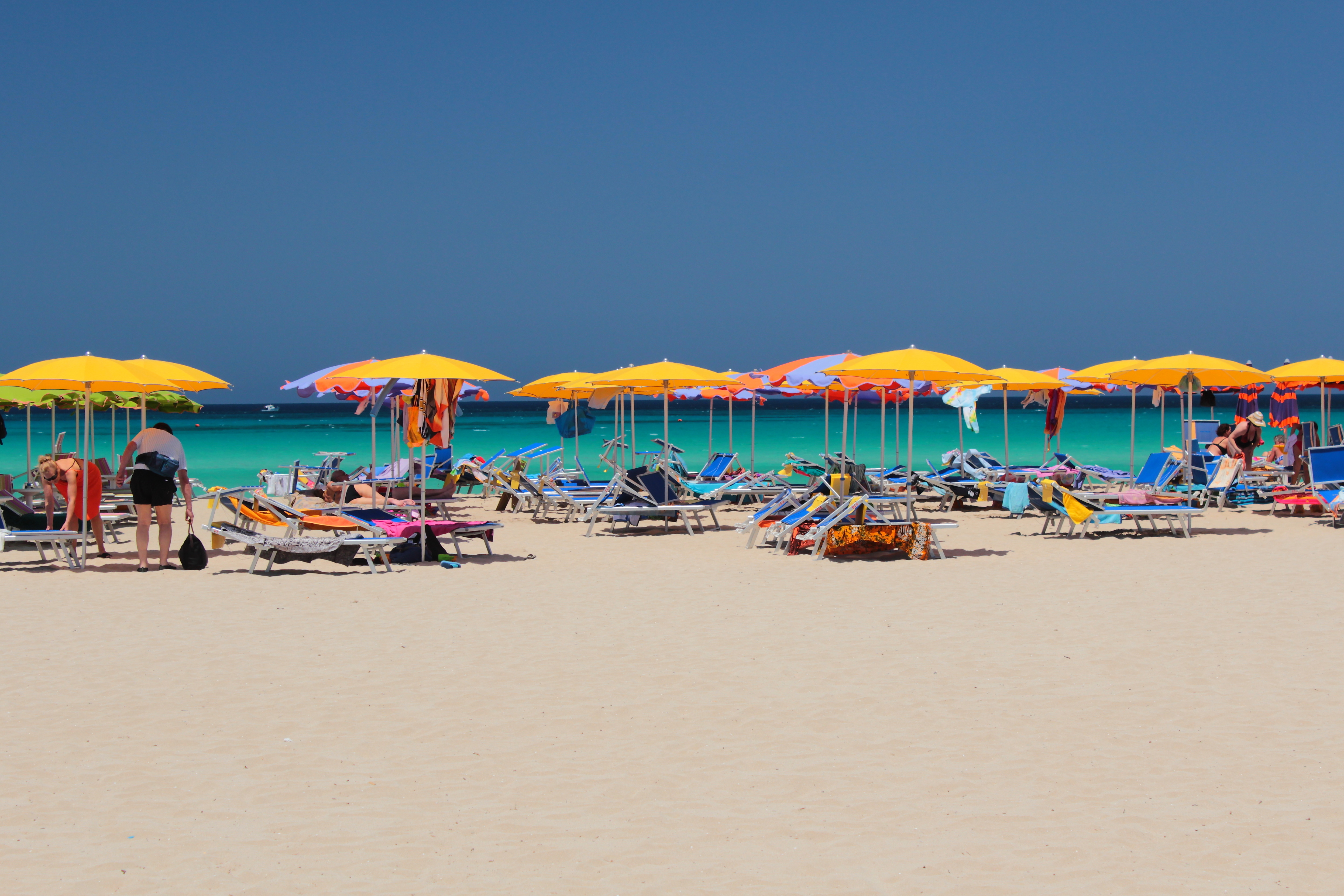 I kan leje liggestole og parasoller på stranden i San Vito Lo Capo