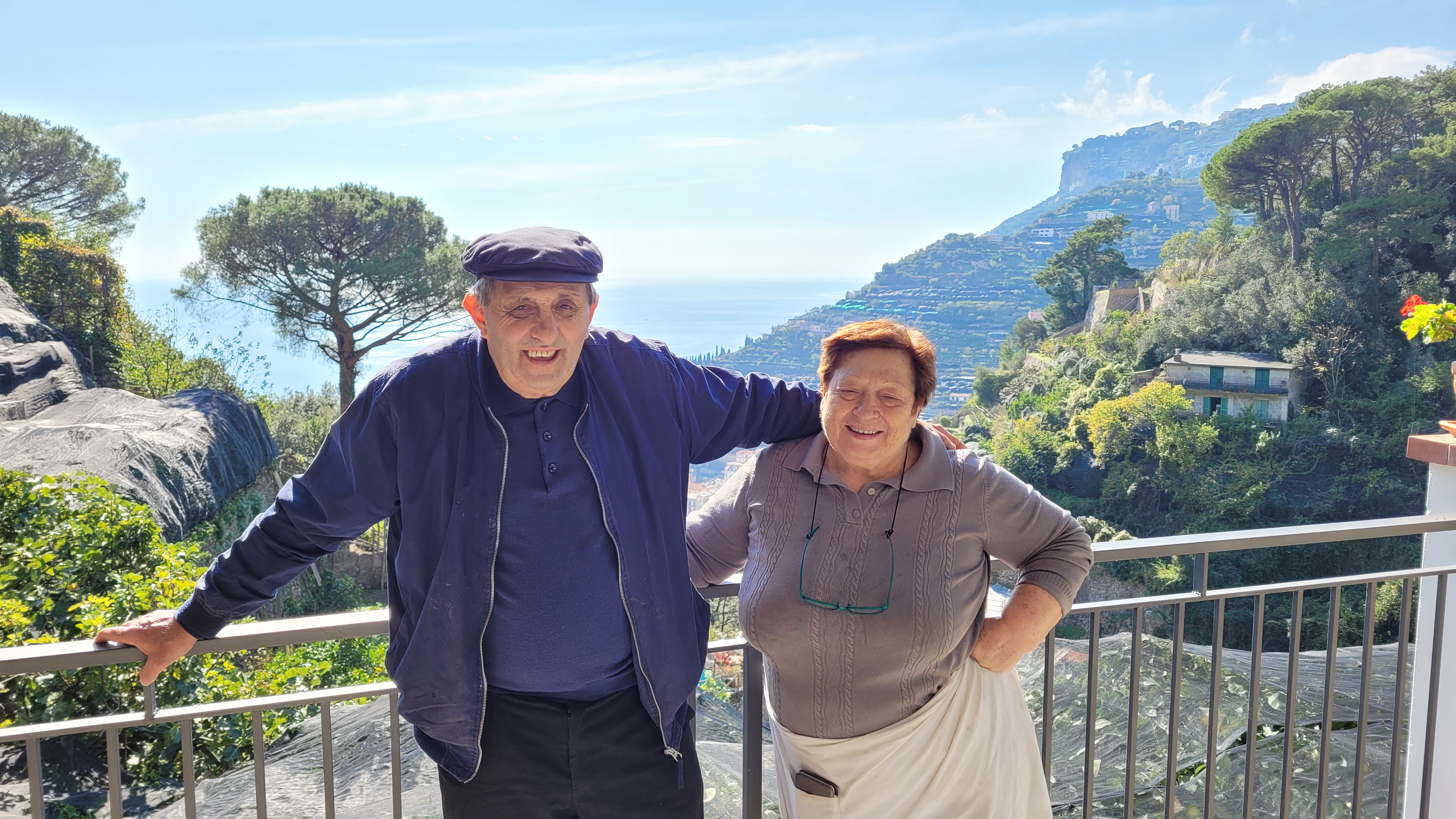 Vincenzo, Maria, deres datter og svigersøn sørger gæsterne på Villa Maria